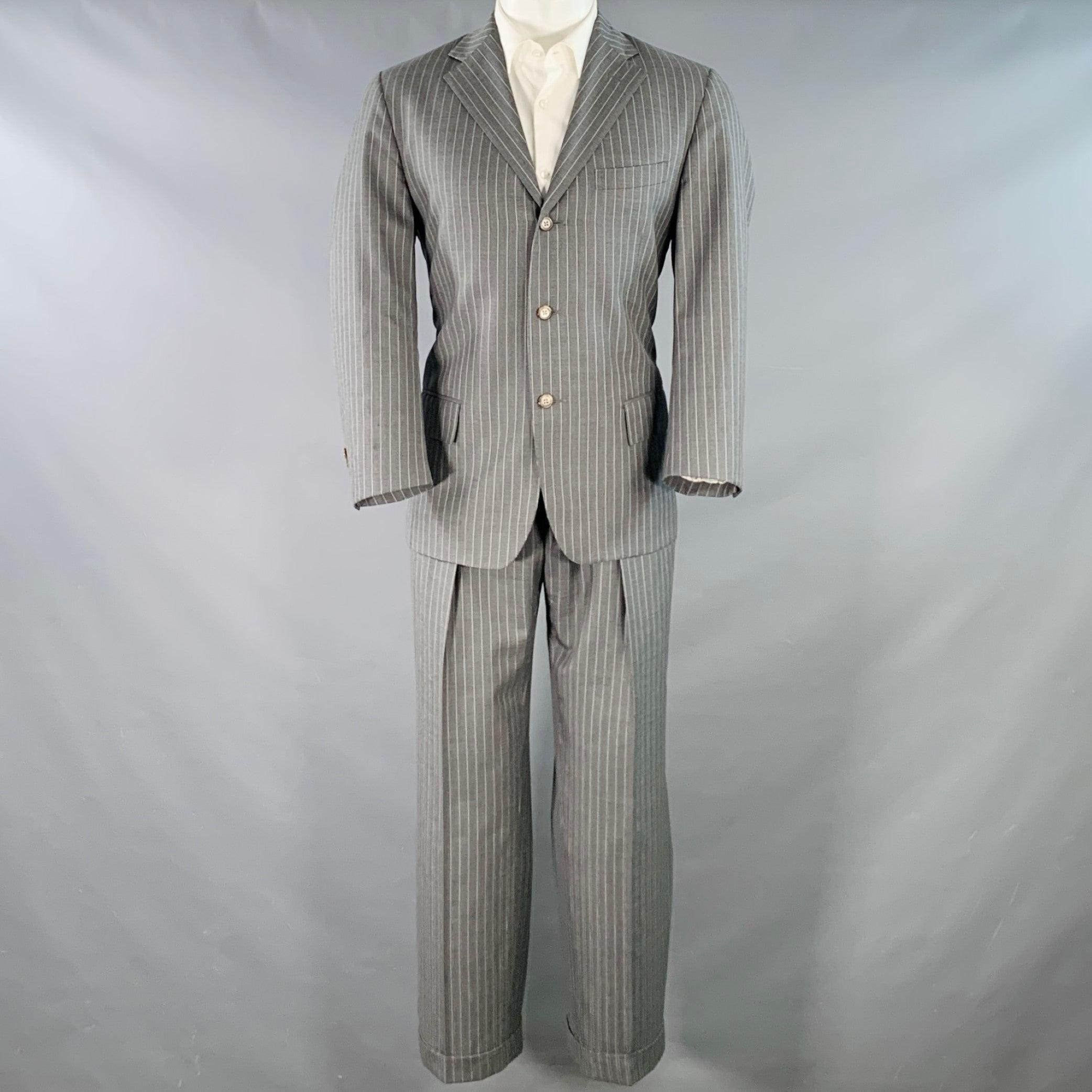 Costume POLO by RALPH LAUREN en laine grise à rayures, avec doublure complète, comprenant un manteau sport à trois boutons avec revers à cran et un pantalon à plis assorti. Remarque : les manches de ce vêtement ont été modifiées par des