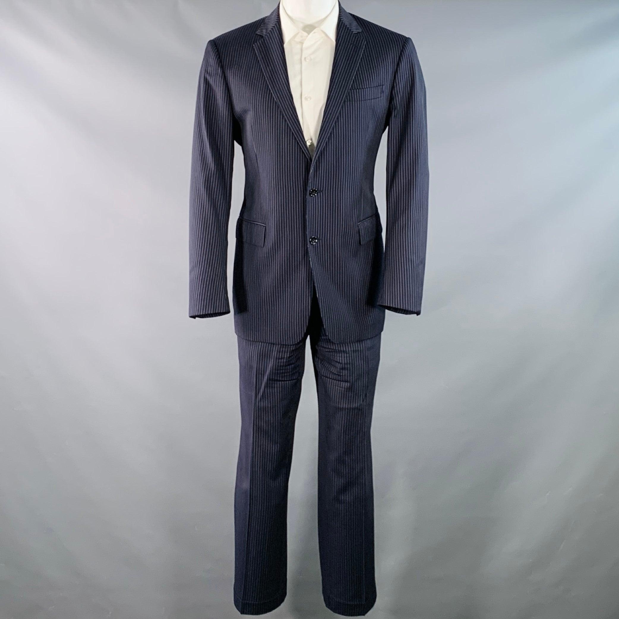 RALPH LAUREN BLACK LABEL
Il completo è in twill di lana vergine a righe blu e grigio con fodera integrale e comprende un cappotto sportivo monopetto a due bottoni con rever a tacca e pantaloni piatti abbinati. Made in Italy.Ottime condizioni di