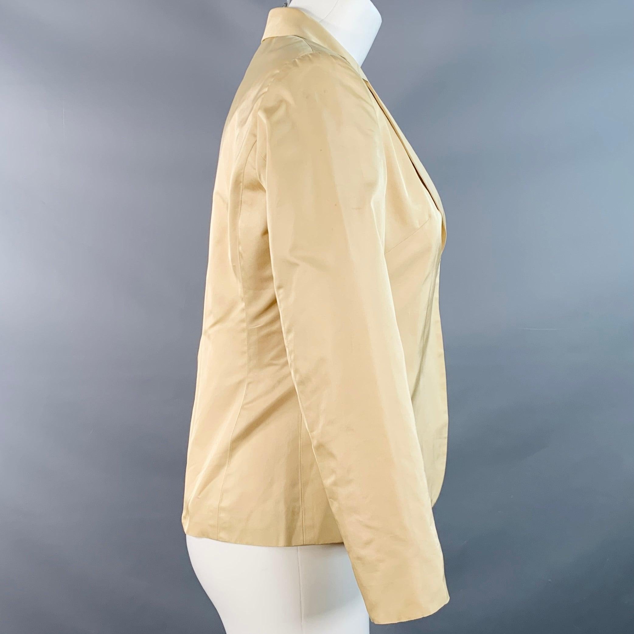 Chaqueta RALPH LAUREN BLACK LABEL
en tejido de mezcla de seda y acetato beige, con solapa de muesca, manga larga y cierre de doble corchete. Fabricado en EE.UU. Estado usado. Varias marcas menores. 

Marcado:   6 

Medidas: 
 
Hombros 15 pulgadas