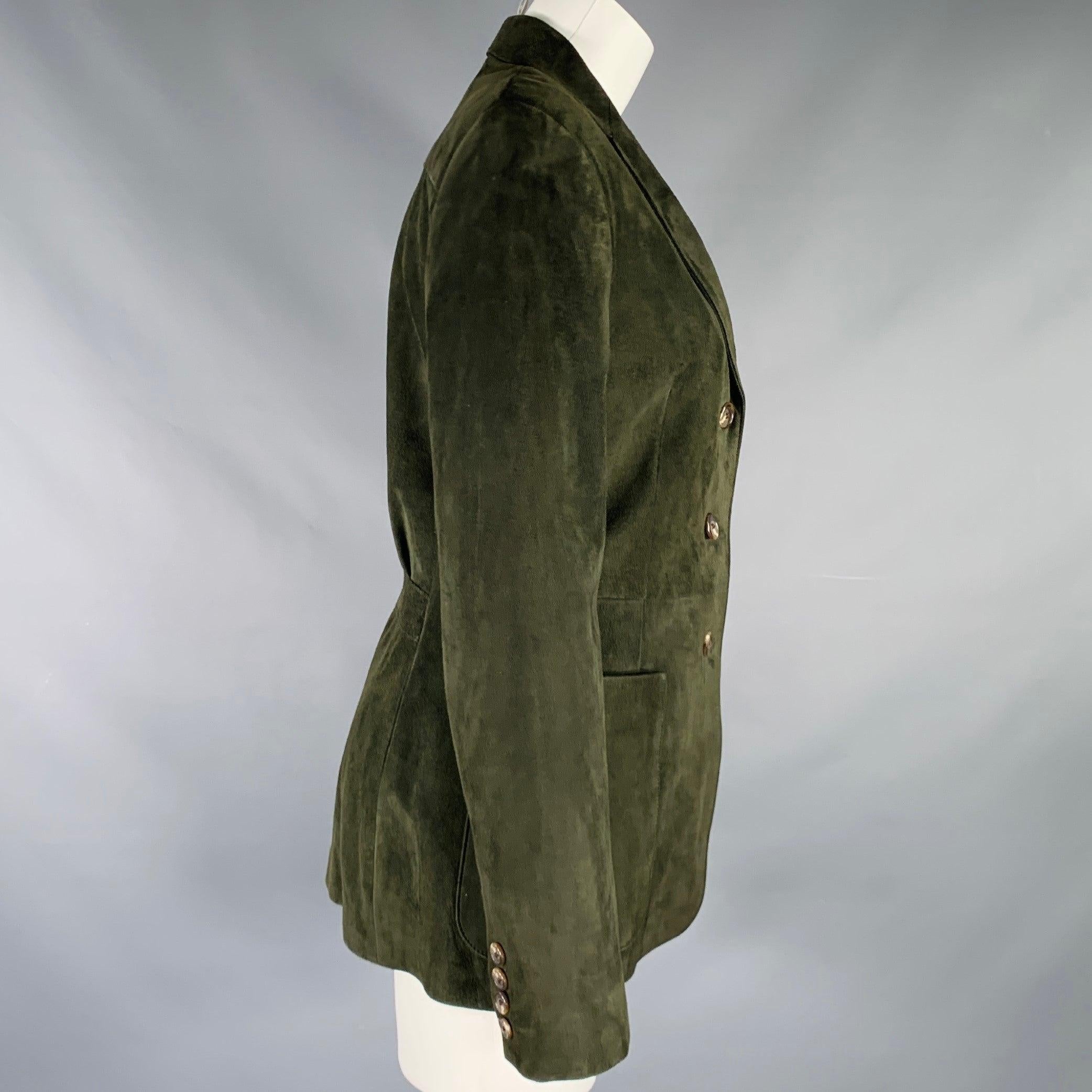 RALPH LAUREN COLLECTION Jacke
aus grünem Veloursleder, mit Revers, plissiertem Rücken und Drei-Knopf-Verschluss. Made in USA. sehr guter gebrauchter Zustand. Leichte Gebrauchsspuren. 

Markiert:   US 6 

Abmessungen: 
 
Schultern: 178 Zoll