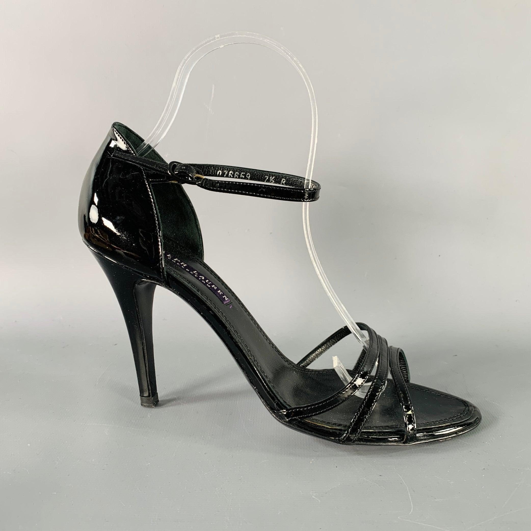 Sandalias RALPH LAUREN COLLECTION
en un
de charol negro con estilo de tiras, punta en punta y cierre de hebilla en el tobillo. Fabricado en Italia.Excelente estado de conservación. 

Marcado:   076659 7.B 

Medidas: 
  Tacón: 10 cm 
  
  
