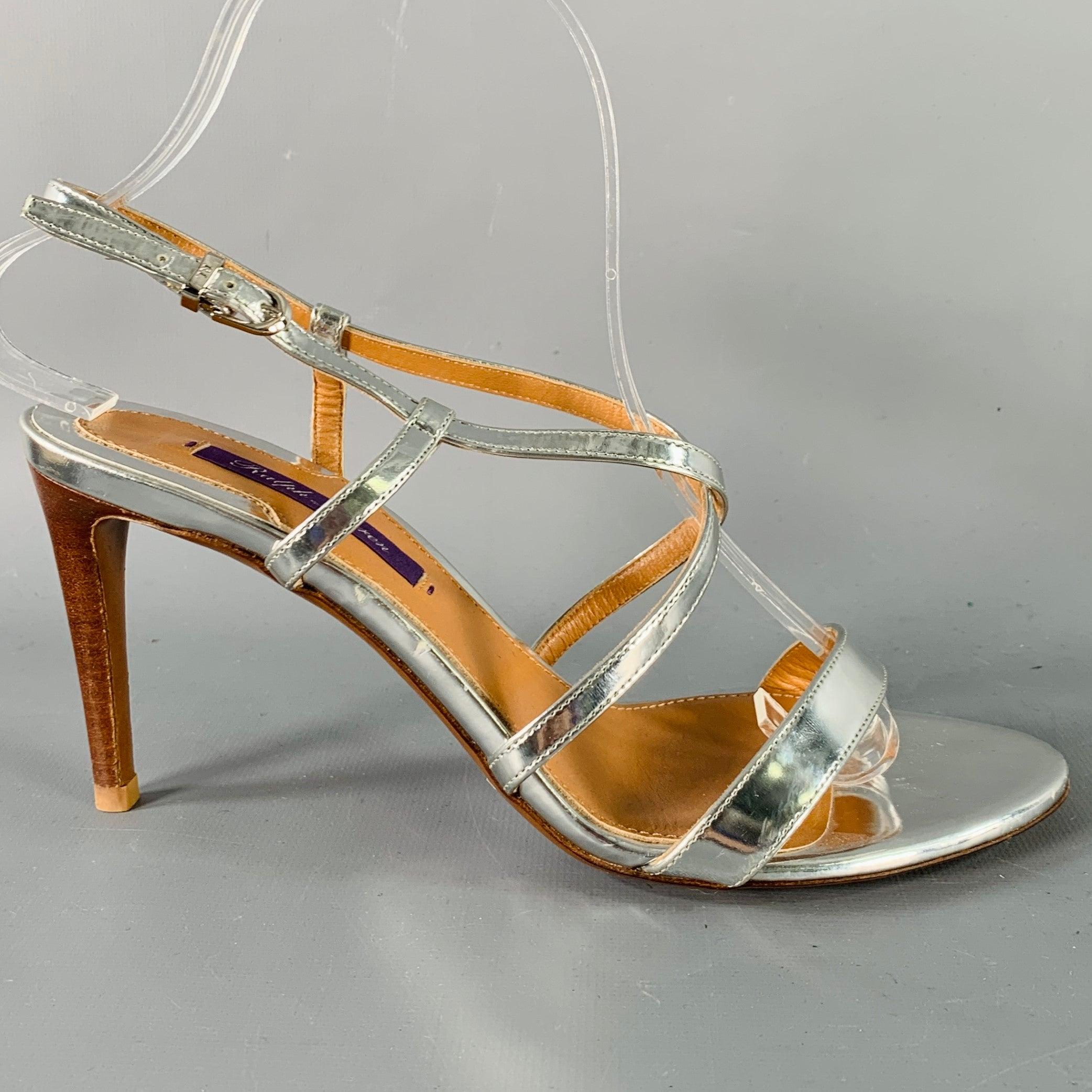 Sandalias RALPH LAUREN COLLECTION
en un
de charol en tono plateado metalizado, con tiras y cierre de hebilla en el tobillo. Fabricado en Italia.Excelente estado de conservación. 

Marcado:   37.5B 

Medidas: 
  Tacón: 3 pulgadas 
  
  
 
Referencia