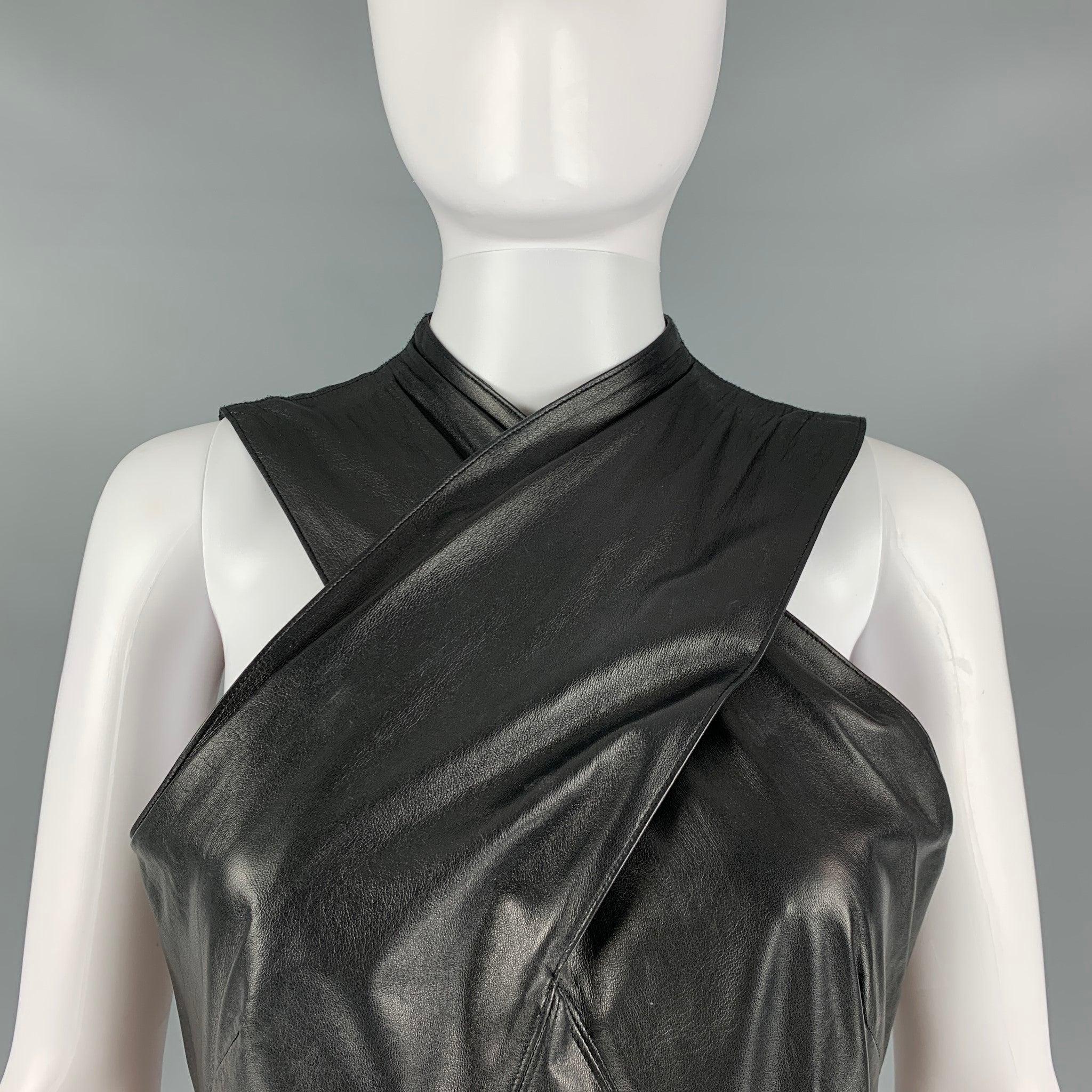 Das Kleid der RALPH LAUREN COLLECTION 2011 aus schwarzem Lammleder hat eine kreuzförmige Bleistift-Silhouette und wird am Rücken mit einem Reißverschluss geschlossen.
 Made in USA.Excellent Pre-Owned Condition. 

Markiert:  8 

Abmessungen: 
