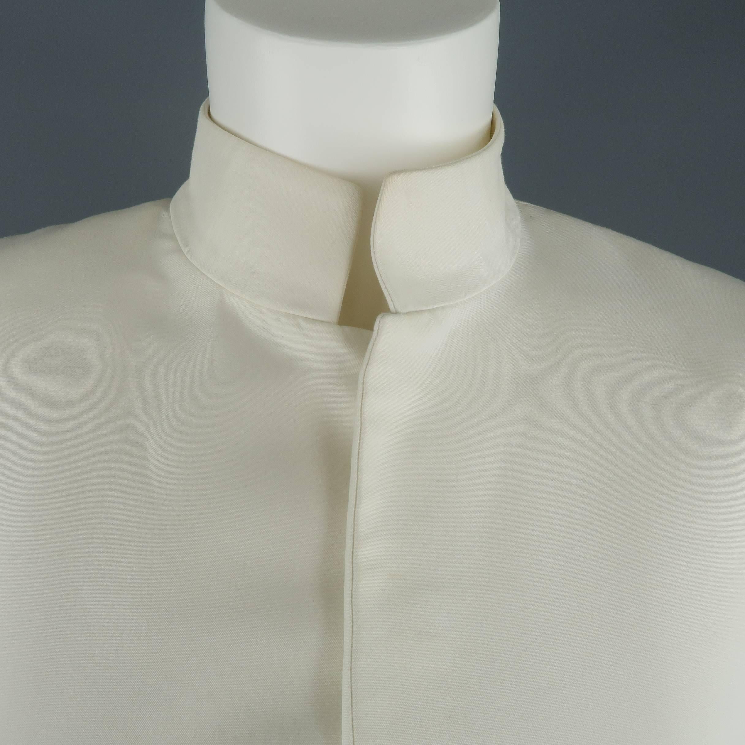 Ralph Lauren Collection jacket comes in off white cotton silk blend fabric with a hidden placket closure and stand up Nehru collar. Matching flared pants available separately. Made in Italy.
 
Excellent Pre-Owned Condition.
Marked: 8

