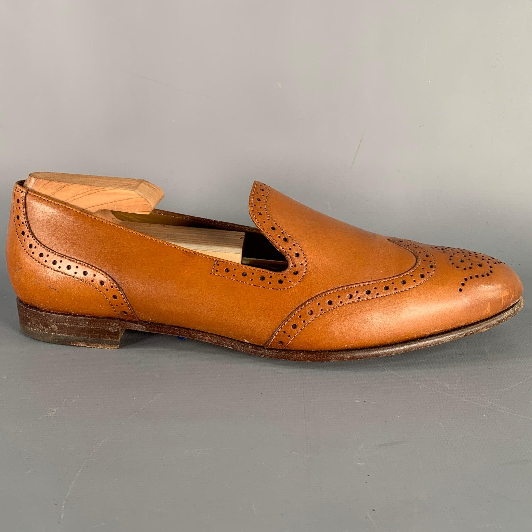 RALPH LAUREN COLLECTION loafers
in a tan leather featuring a perforated design, wingtip, and slip on closure. Shoe trees not included. Made in Italy.Very Good Pre-Owned Condition. Signs of wear on soles. 

Marked:   800687042001 40 BOutsole: 11