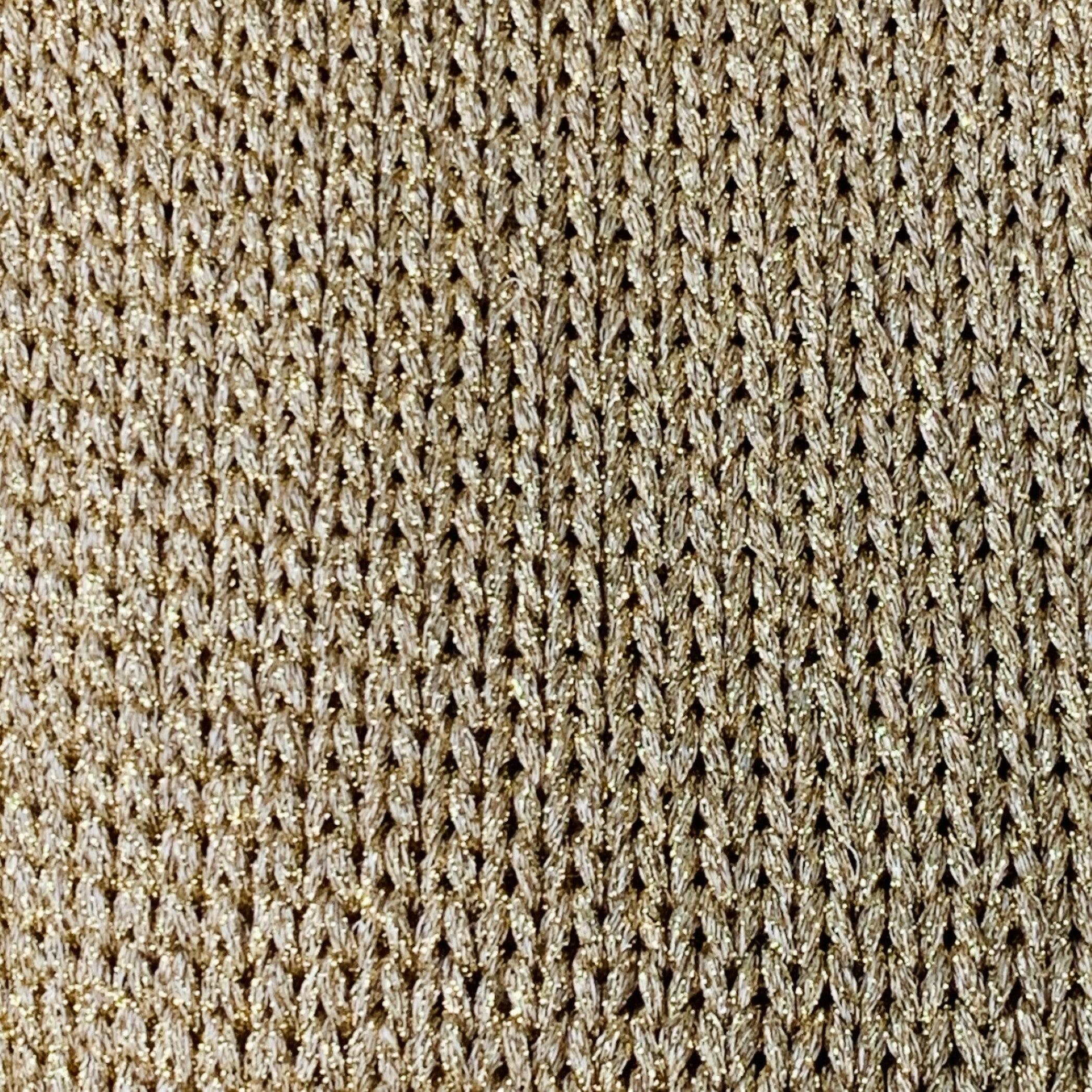 RALPH LAUREN BLUE LABEL cardigan
en maille de rayonne mélangée or métallisé, avec un col châle, deux poches plaquées et un devant ouvert avec ceinture. Fabriqué en Italie. Très bon état. Petites lacunes. 

Marqué :   L 

Mesures : 
 
Épaule : 21