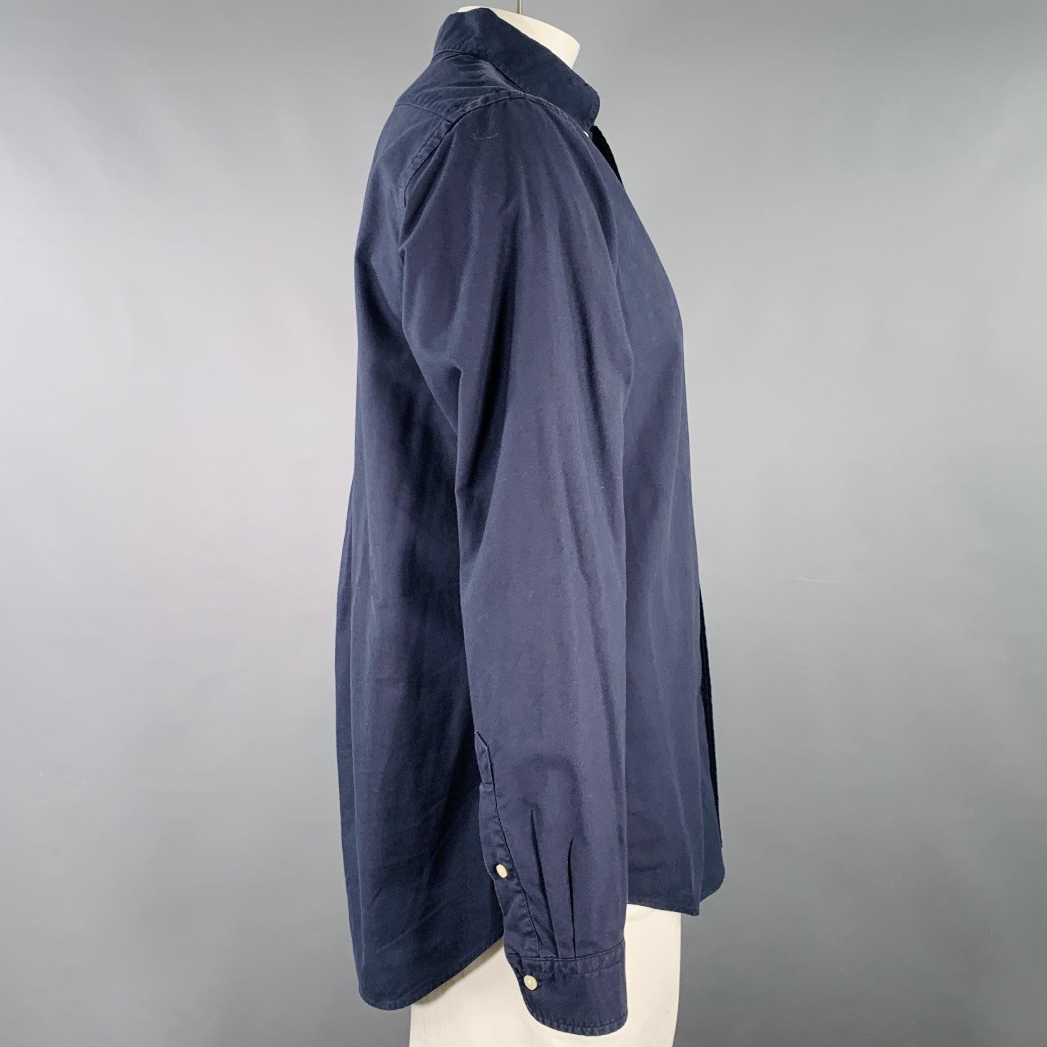 Camicia RALPH LAUREN a maniche lunghe in tessuto di cotone navy con colletto abbottonato, vestibilità classica e chiusura a bottoni.Eccellenti condizioni di usato. 

Contrassegnato:   L 

Misure: 
 
Spalla: 18 pollici Petto: 48 pollici Manica: 26