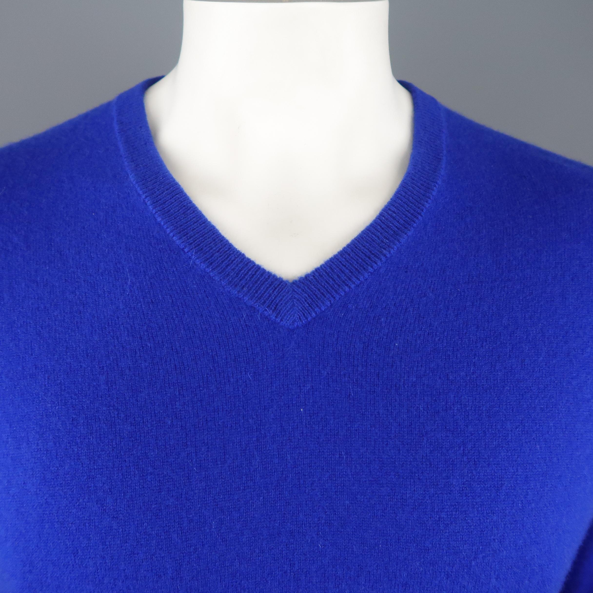 RALPH LAUREN POLO LABEL pullover sweater comes in royal blue cashmere knit with a ribbed V neck and cuffs.
 
Excellent Pre-Owned Condition.
Marked: L
 
Measurements:
 
Shoulder: 19 in.
Chest: 44 in.
Sleeve: 29 in.
Length: 27 in.