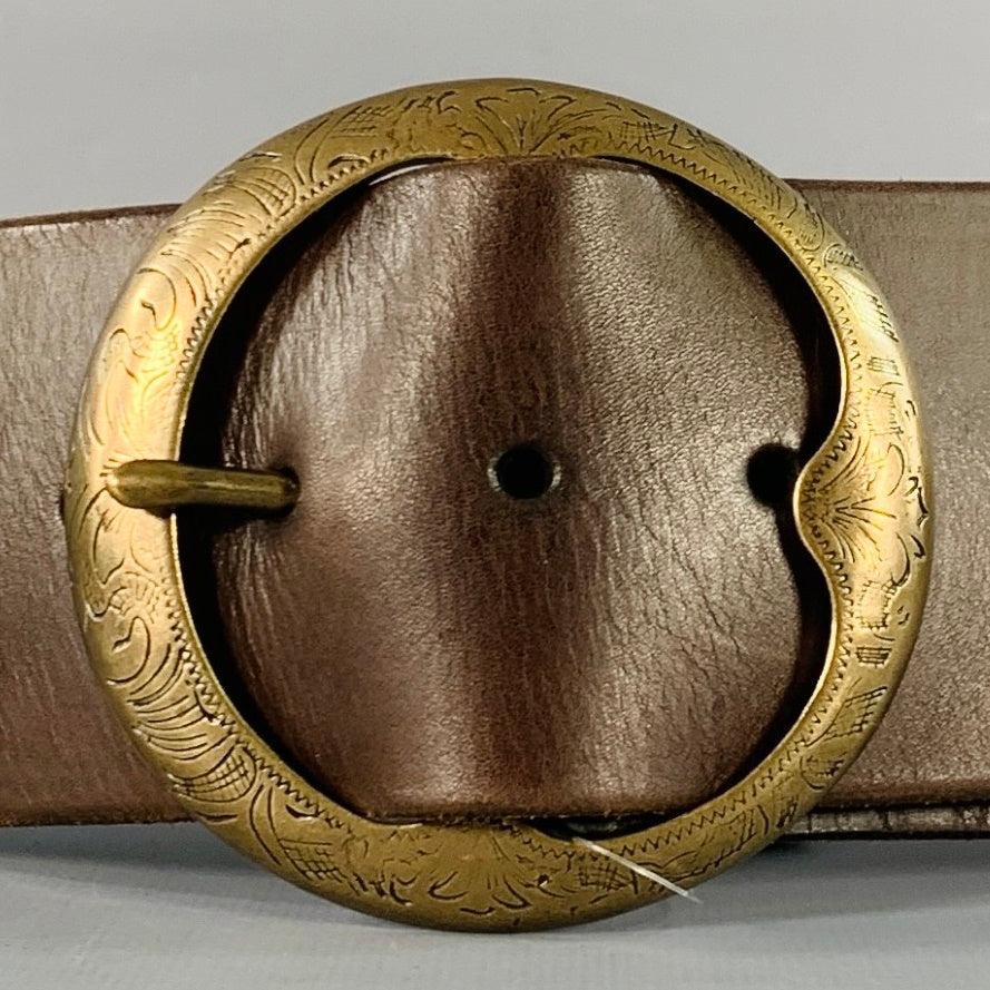 RALPH LAUREN Gürtel aus braunem Leder mit breitem Schnitt und großer, runder Metallschnalle aus Messing mit Gravur. Made in USA. sehr guter gebrauchter Zustand.
Leichte Gebrauchsspuren. 

Markiert:   408125310/0SGLänge: 40 Zoll Breite: 2,5 Zoll