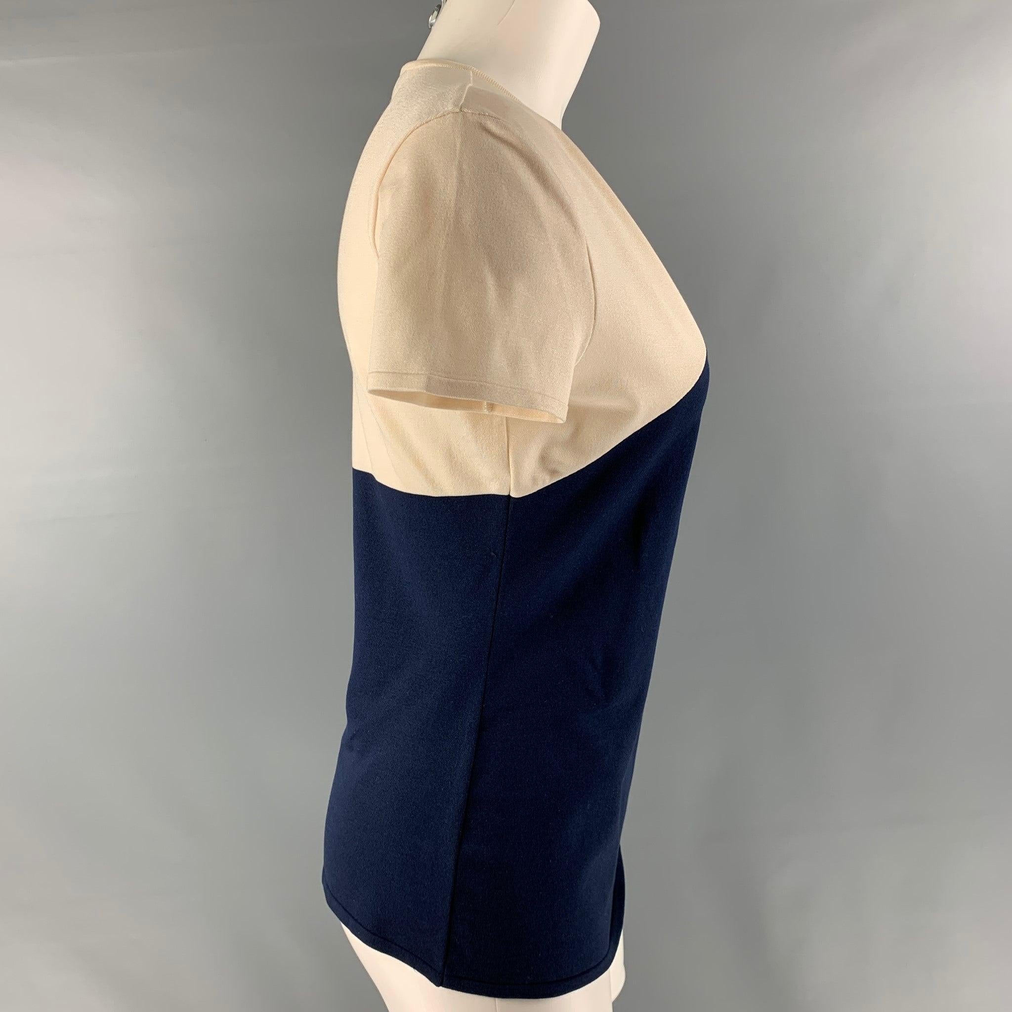 RALPH LAUREN 'COLLECTION by' short sleeve pullover comes in a cream and navy silk blend jersey featuring a v-neck and color block style. Made in Italy.Excellent Pre-Owned Condition. 

Marked:   M 

Measurements: 
 
Shoulder: 17 inches Bust: 39