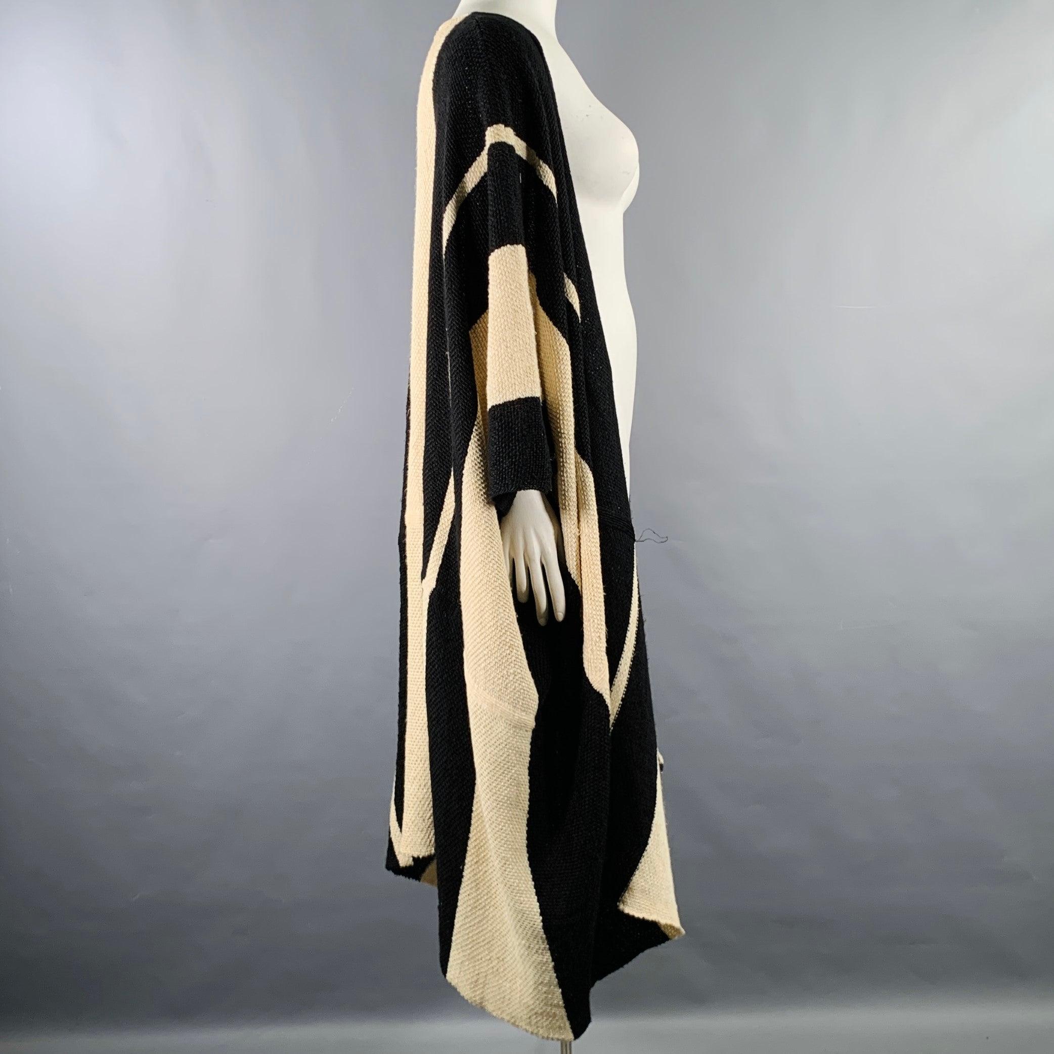 Strickjacke von RALPH LAUREN COLLECTION aus einer schwarz-beigen Leinen-Seiden-Mischung mit Farbblock-Design, offener Vorderseite und übergroßer Passform. Hergestellt in Italien, guter gebrauchter Zustand. Mäßige Gebrauchsspuren, bitte Fotos prüfen.