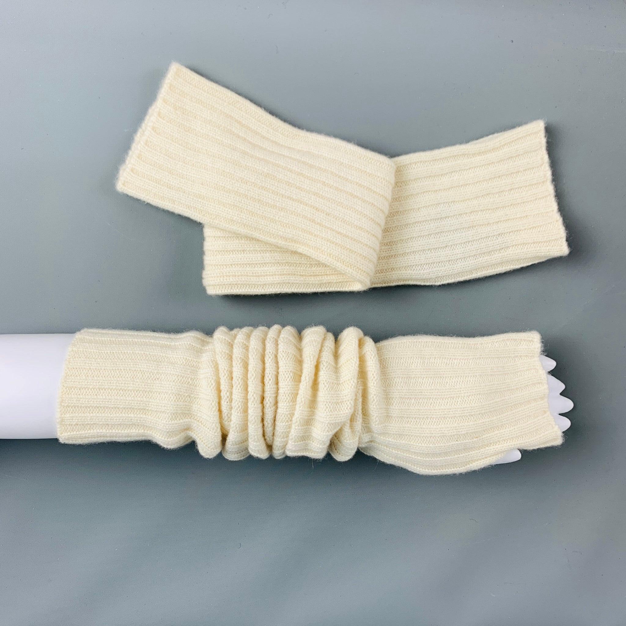 RALPH LAUREN COLLECTION by arm warmers comes in a cream ribbed knit cashmere featuring a fingerless style. Made in Italy. Very Good Pre-Owned Condition. 

Marked:   M/L 

Measurements: 
  Width: 3 inches Length: 22 inches  

  
  
 
Reference No.: