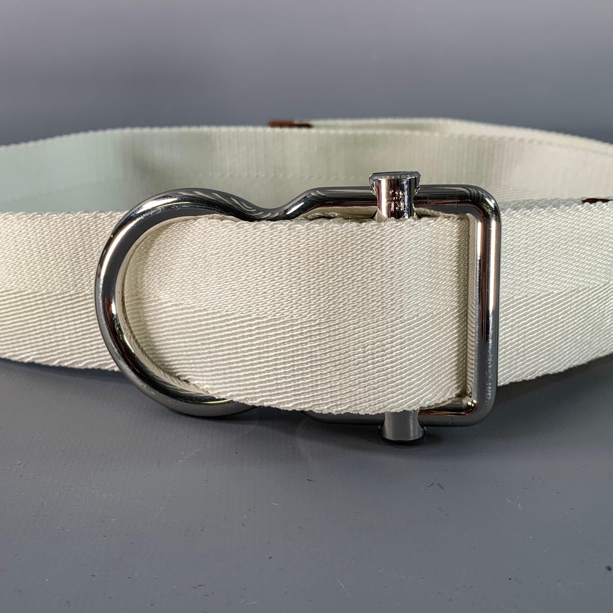 Cintura Ralph Lauren in tela di nylon bianca con estremità in pelle marrone e fibbia argentata. Made in Italy. Eccellente condizione di usato. 

Contrassegnato:   ML Lunghezza: 41 pollici Larghezza: 1,25 pollici 
  
  
 
Riferimento Sui Generis: