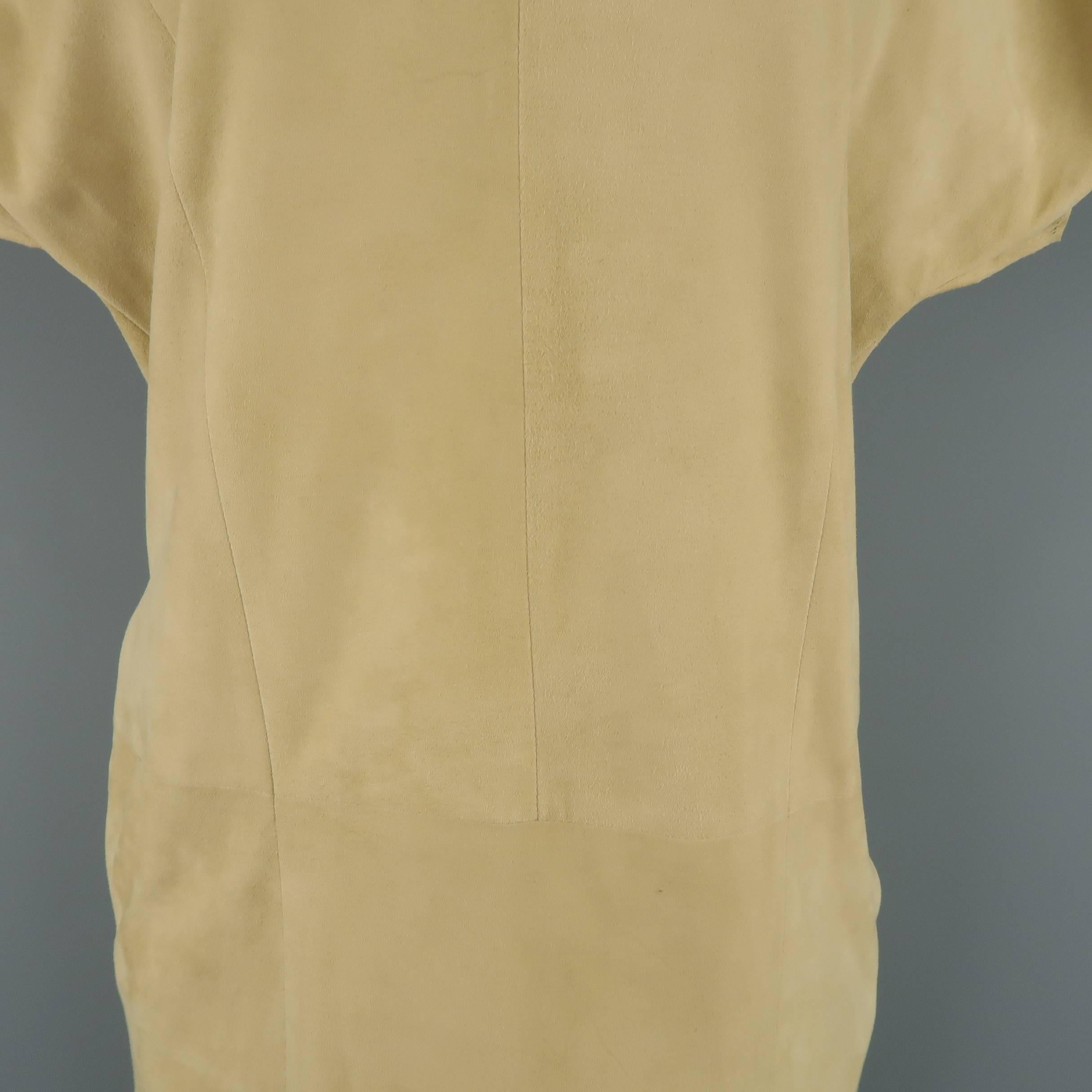 POLO RALPH LAUREN shift dress comes in soft beige suede with a V neck, slit pockets, and batwing sleeves. Discoloration on chest.
 
Fair Pre-Owned Condition.
Marked: S
 
Measurements:
 
Shoulder: 12 in.
Bust: 38 in.
Waist: 38 in.
Hip: 38 in.
Sleeve: