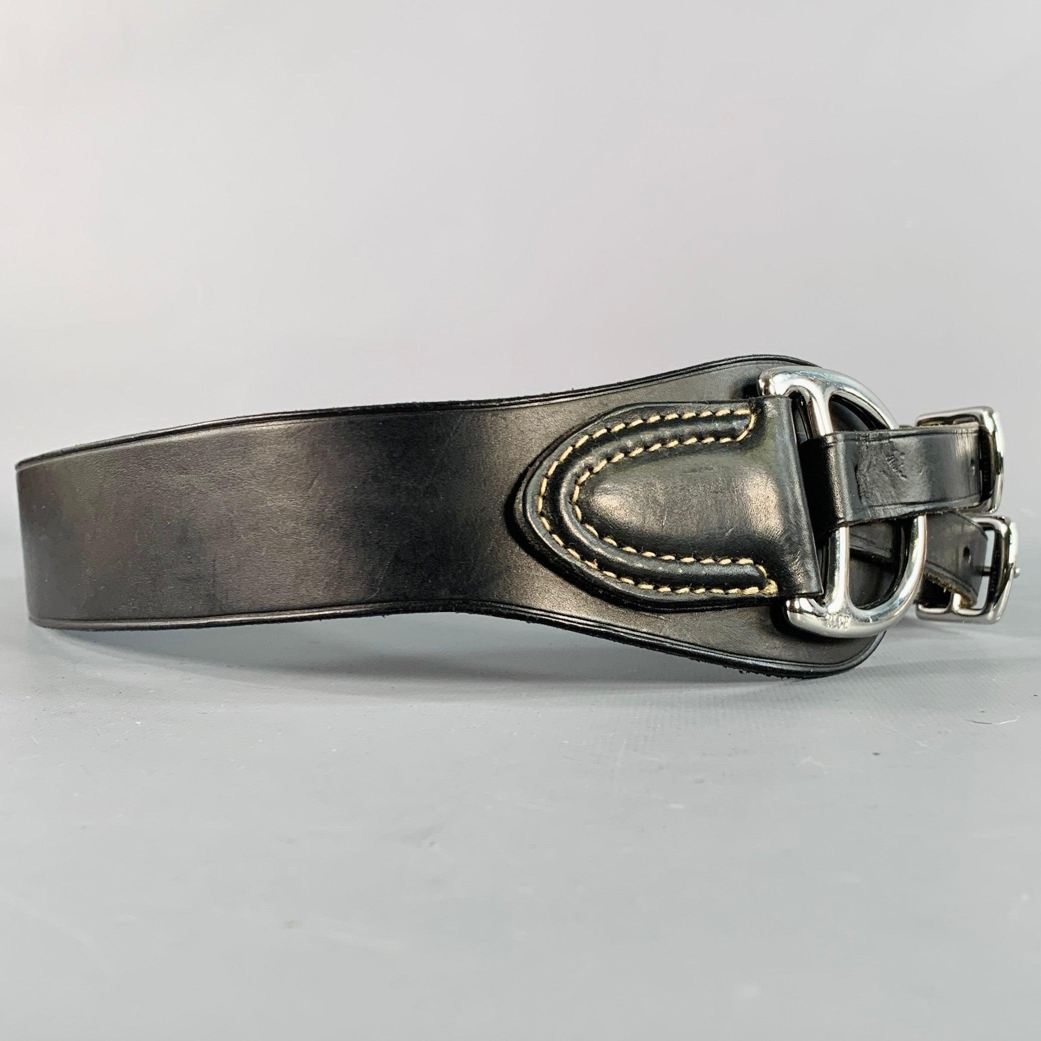 RALPH LAUREN
Gürtel aus schwarzem Leder mit hoher Taille, cremefarbenen Kontrastnähten und doppelter silberfarbener Metallschließe. Ausgezeichneter Pre-Owned Zustand.  

Markiert:   SLänge: 35 Zoll Breite: 1,5 Zoll Passt: 31 Zoll  - 33 Zoll