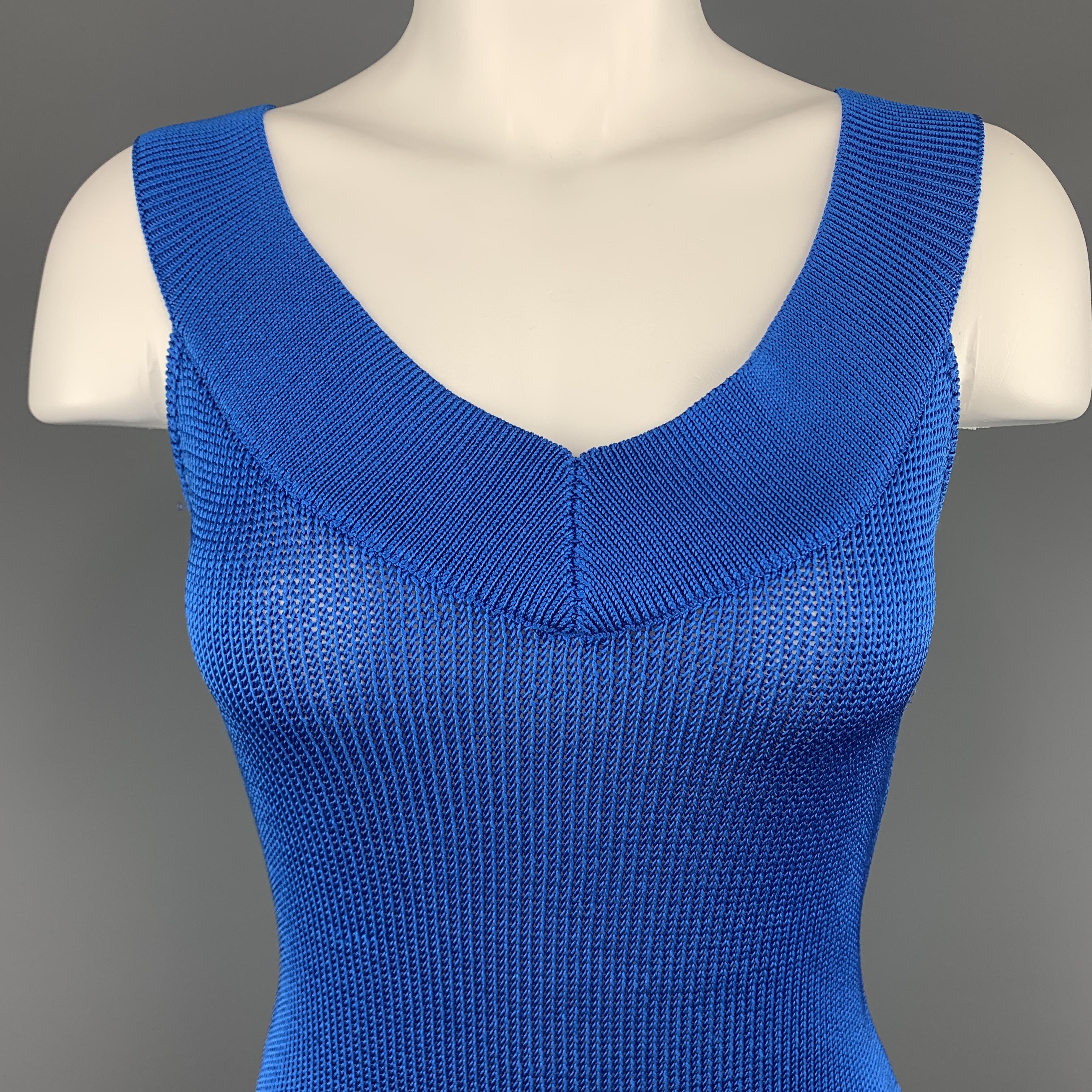 RALPH LAUREN BLACK LABEL top comes in royal blue silk knit with a thick V neck line.
 
Excellent Pre-Owned Condition.
Marked: S
 
Measurements:
 
Shoulder: 14 in.
Bust: 34 in.
Length: 24 in.