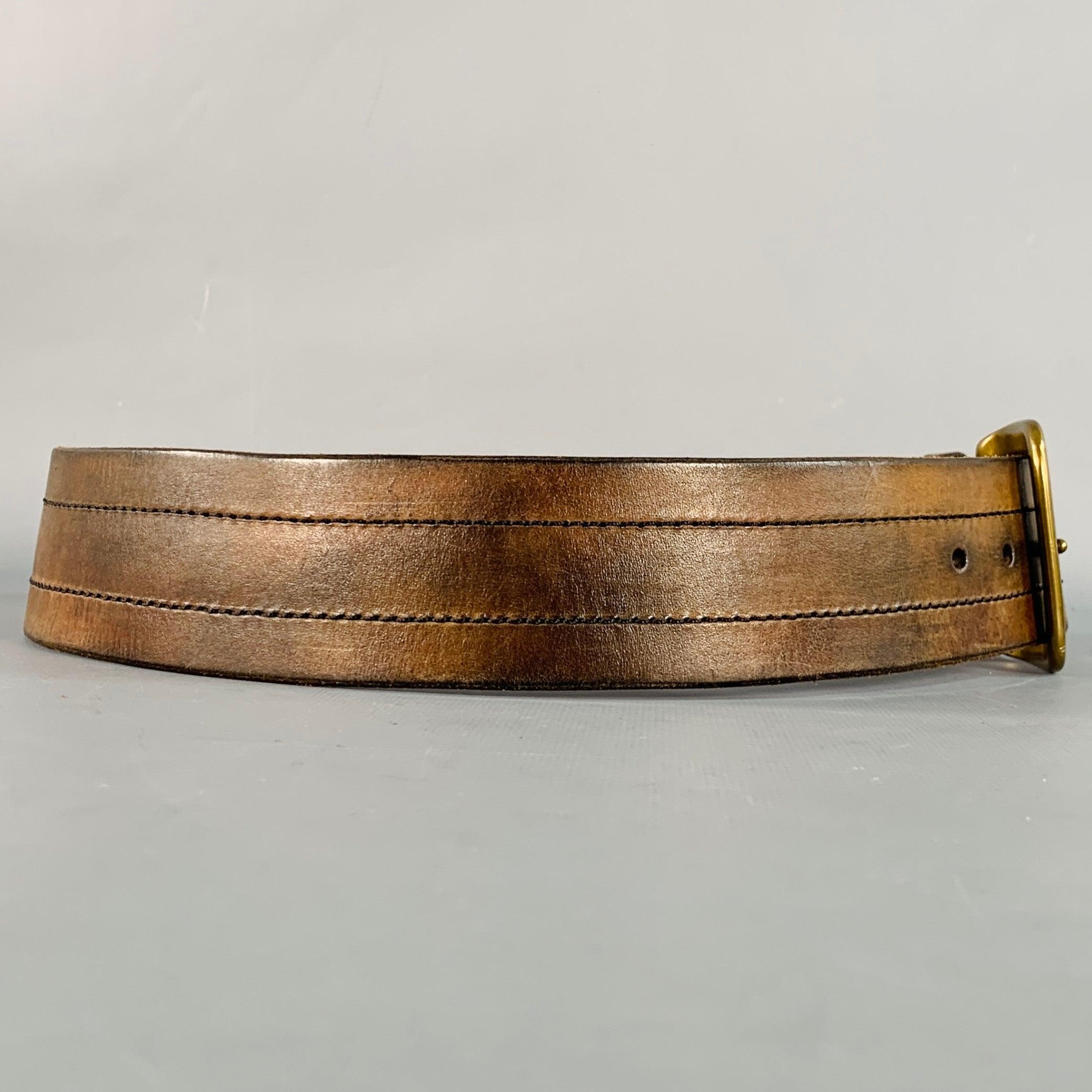 RALPH LAUREN Gürtel aus braunem Leder mit floralem Lasercut-Muster, strukturierten, spiralförmigen Lederdetails, breitem Stil und Metallschnalle aus Messing. Guter Pre-Owned Zustand. Abnutzungserscheinungen/Patina am Metall. 

Markiert:   SLänge: