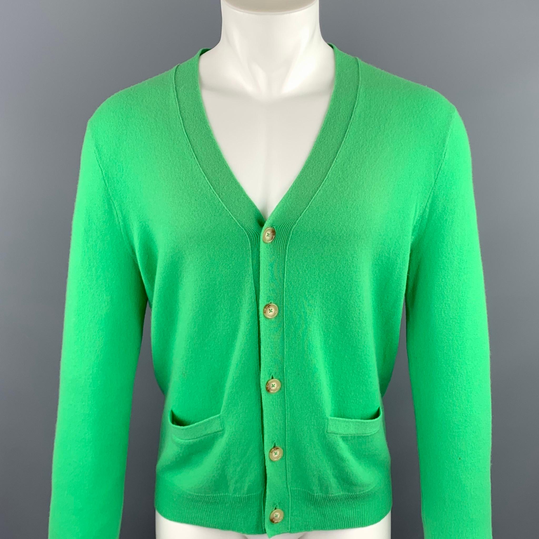 RALPH LAUREN cardigan green cashmere featuring slit pockets and a buttoned closure.

New With Tags.
Marked: S
Original Retail Price: $425.00

Measurements:

Shoulder: 16.5 in.
Chest: 38 in.
Sleeve: 26.5 in.
Length: 25.5 in.  