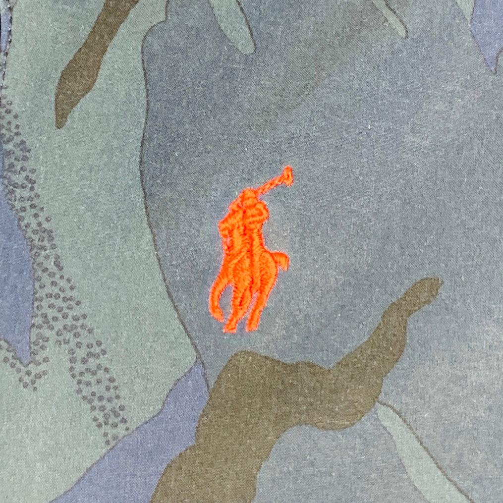 Veste POLO by RALPH LAUREN
dans un tissu extensible en polyester mélangé bleu et marine, avec motif camouflage, logo signature, poches zippées et fermeture à glissière.Excellent état d'occasion. 

Marqué :   XL 

Mesures : 
 
Épaule : 18 pouces