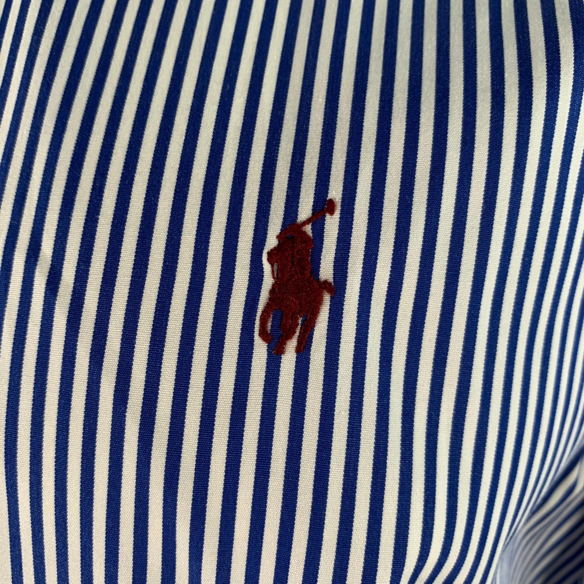 Camicia RALPH LAUREN BLUE LABEL 'Classic Fit' a maniche lunghe in cotone a righe bianche e blu, con colletto abbottonato, chiusura con bottoni e polsino rotondo con un bottone. 

Contrassegnato:   16 34/32 

Misure: 
 
Spalla: 19 pollici Petto: 49