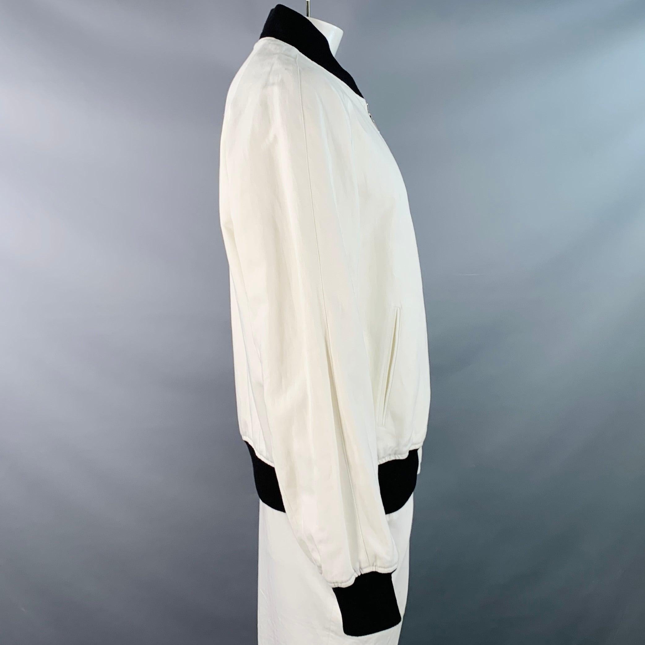 RALPH LAUREN PURPLE LABEL Bomberjacke
aus weißem Baumwoll-Leinen-Twill mit kontrastierenden schwarzen Rippstrickbündchen, zwei paspelierten Taschen und Reißverschluss. Made in Italy Ausgezeichneter Pre-Owned Zustand.  

Markiert:   XXL