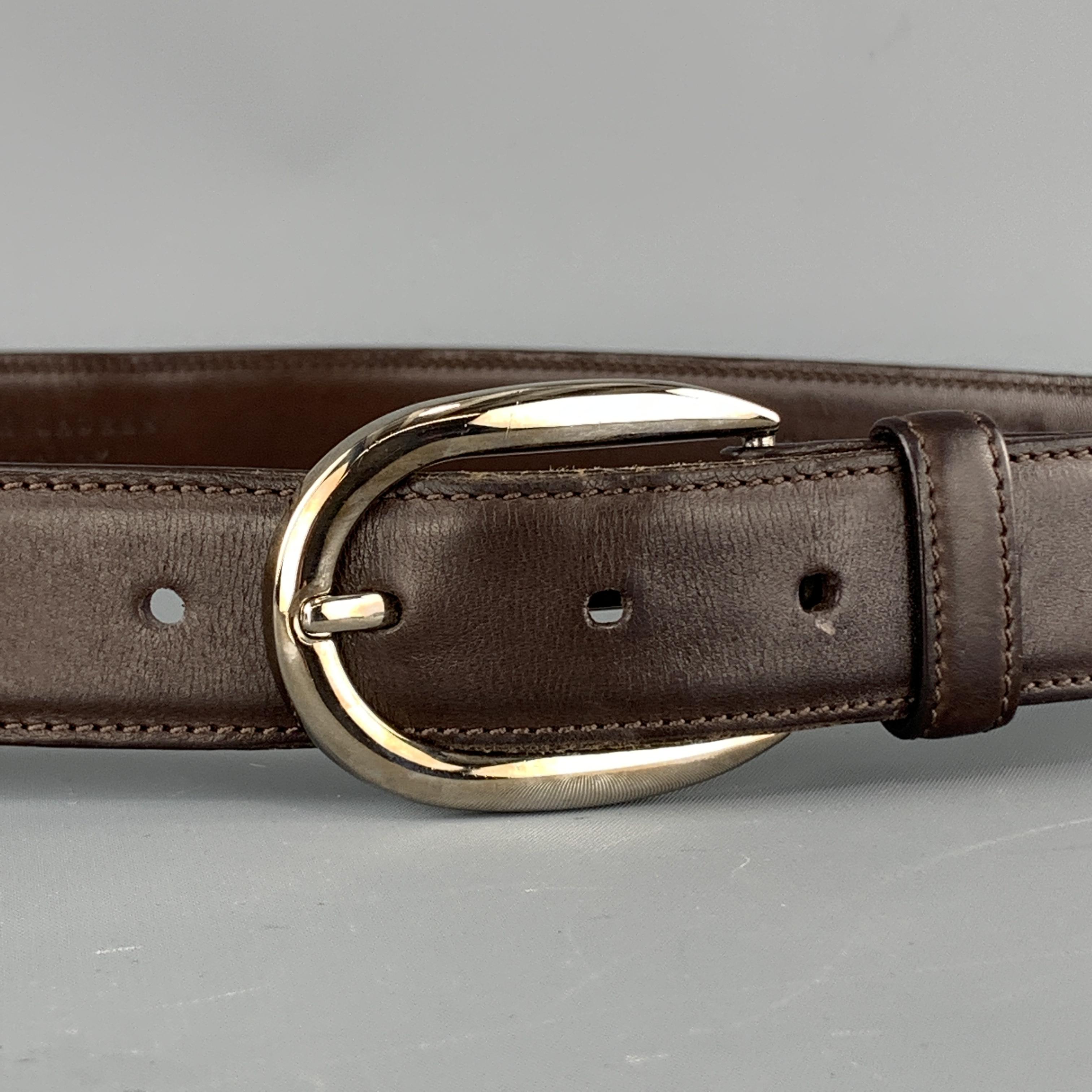 RALPH LAUREN belt features a brown leather strap and light gold tone D shaped buckle. Made in Italy.

Very Good Pre-Owned Condition.
Marked:  32/80

Length: 40 in.
Width: 1.25 in.
Fits: 31.5-35.5 in. 