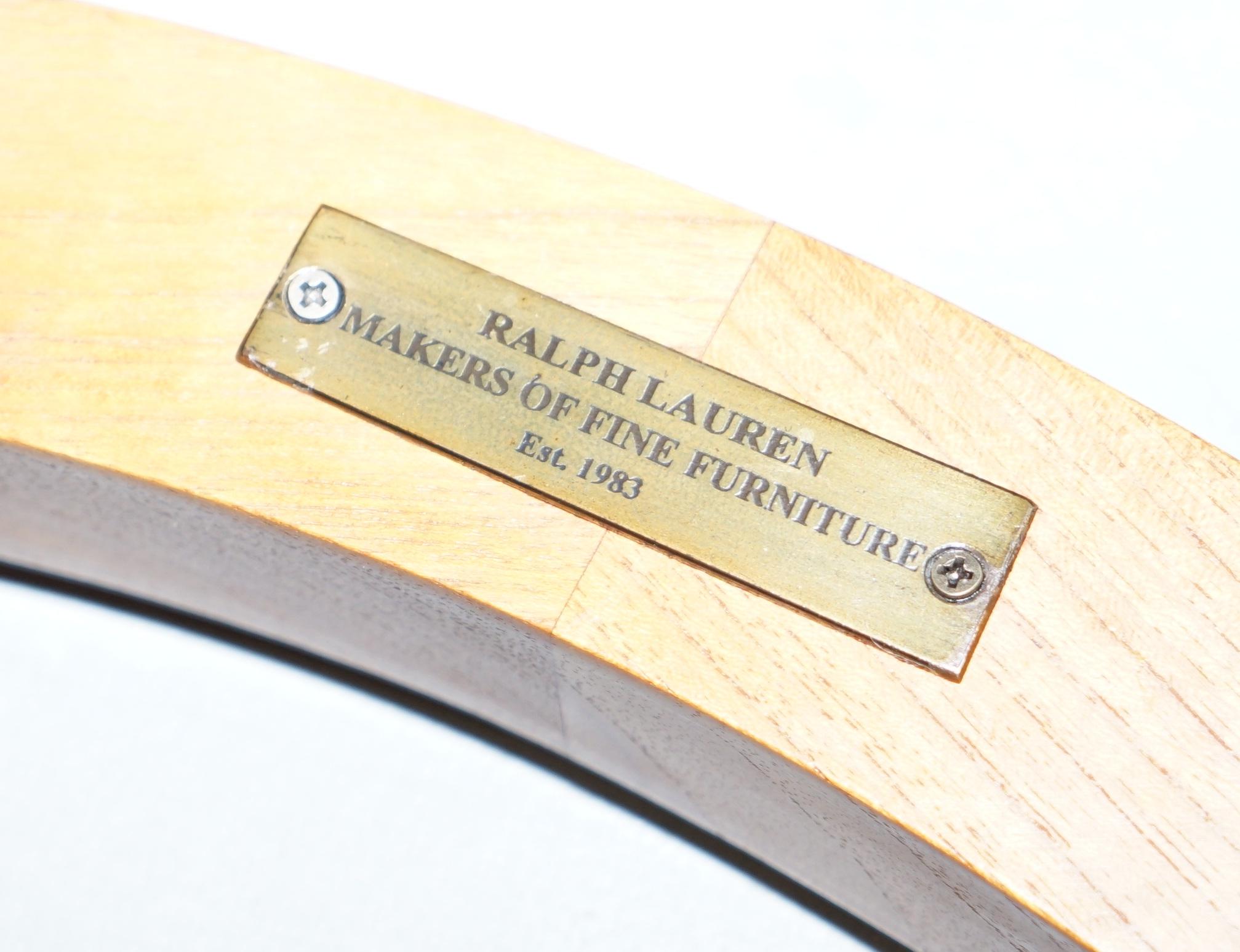 Nous avons le plaisir de proposer aux enchères cette toute nouvelle table d'appoint Ralph Lauren en teck massif avec plateau en verre épais, d'un prix de vente de £4000.

Le cadre de la table est très solide, en teck massif, et le verre de