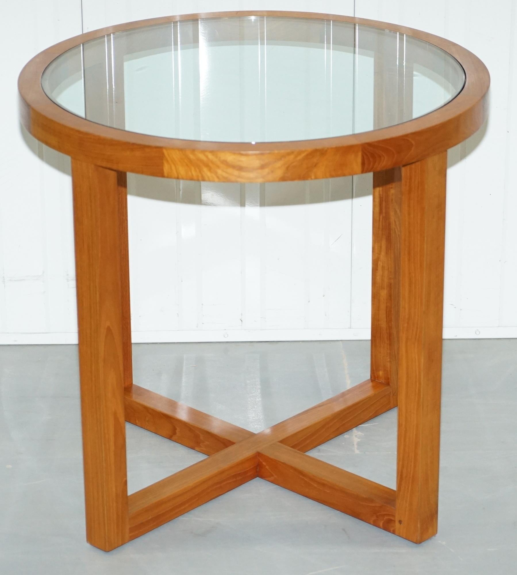 Moderne Table d'appoint ronde en teck massif et verre Ralph Lauren en vente