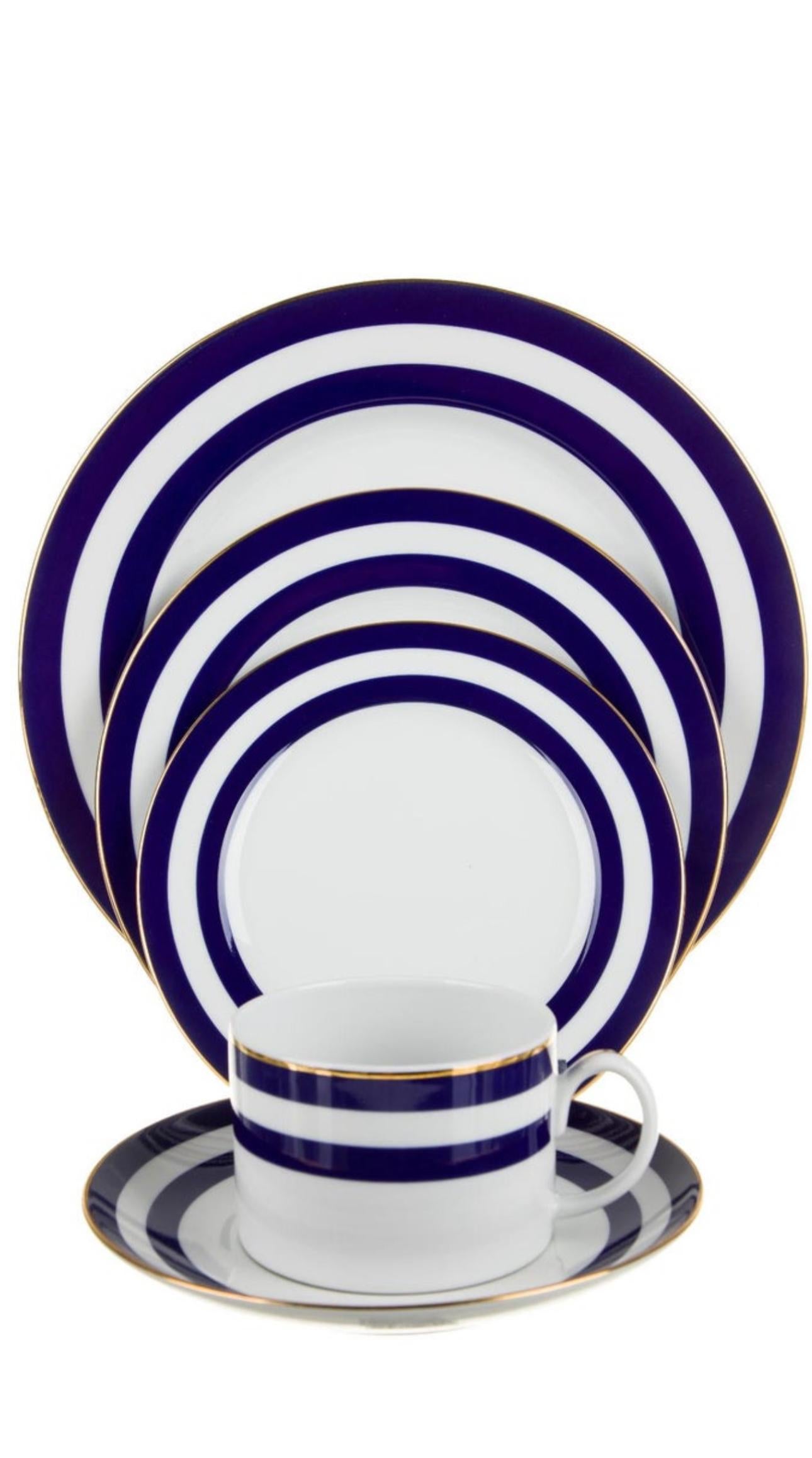 Ein 40 (vierzig) Teile umfassendes Geschirrset mit dem Muster Spectator Cadet von Ralph Lauren Home.

Mit zwei breiten blauen Bändern mit goldener Verzierung auf Weiß.

Das Muster wird derzeit nicht mehr hergestellt; ursprünglich wurde es 1995-1996
