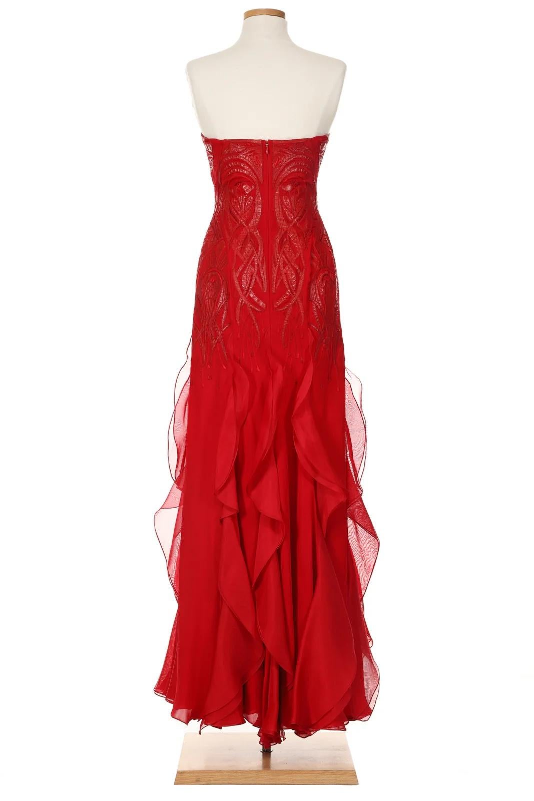 VINTAGE GRACE NY

Este impresionante vestido rojo sin tirantes de la colección Primavera 2013 de Ralph Lauren encarna el característico equilibrio entre romanticismo y fuerza del diseñador. El corpiño entallado está adornado con intrincados bordados