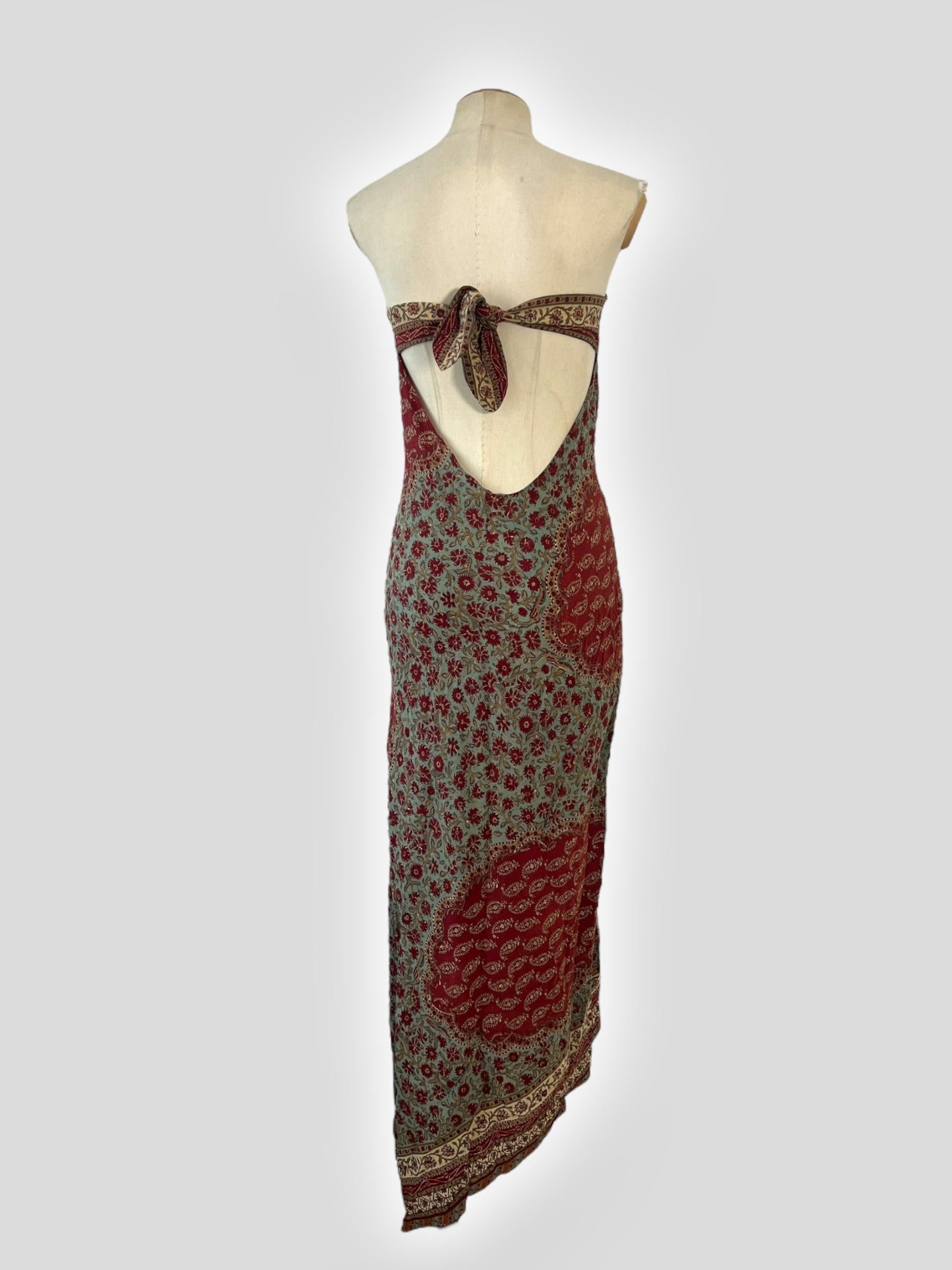 This stunning floral print gown debuted on the Spring/Summer 1997 Ralph Lauren runway, modeled by Georgianna Robertson. Crafted from stretch silk, the dress hugs the body effortlessly, featuring a rust and pale blue floral print that enhances its