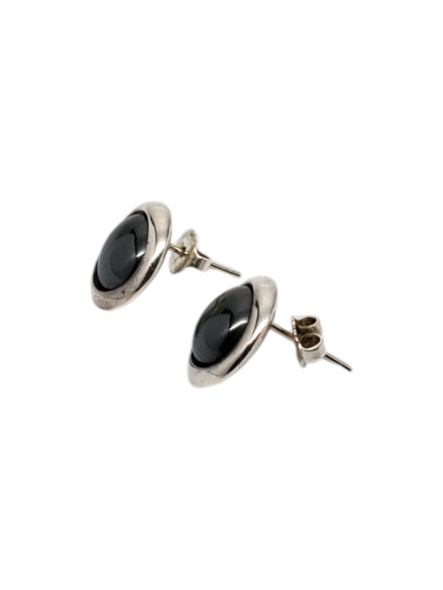 Ralph Lauren Sterling Silver Hematite Button Earrings -

These classic post button earrings by Ralph Lauren features a round hematite (9.44 mm) surrounded by sterling silver.

Size: 14.12 mm x 14.12 mm

Stamped: RL 925

Weigh: 5.0 dwt / 7.8