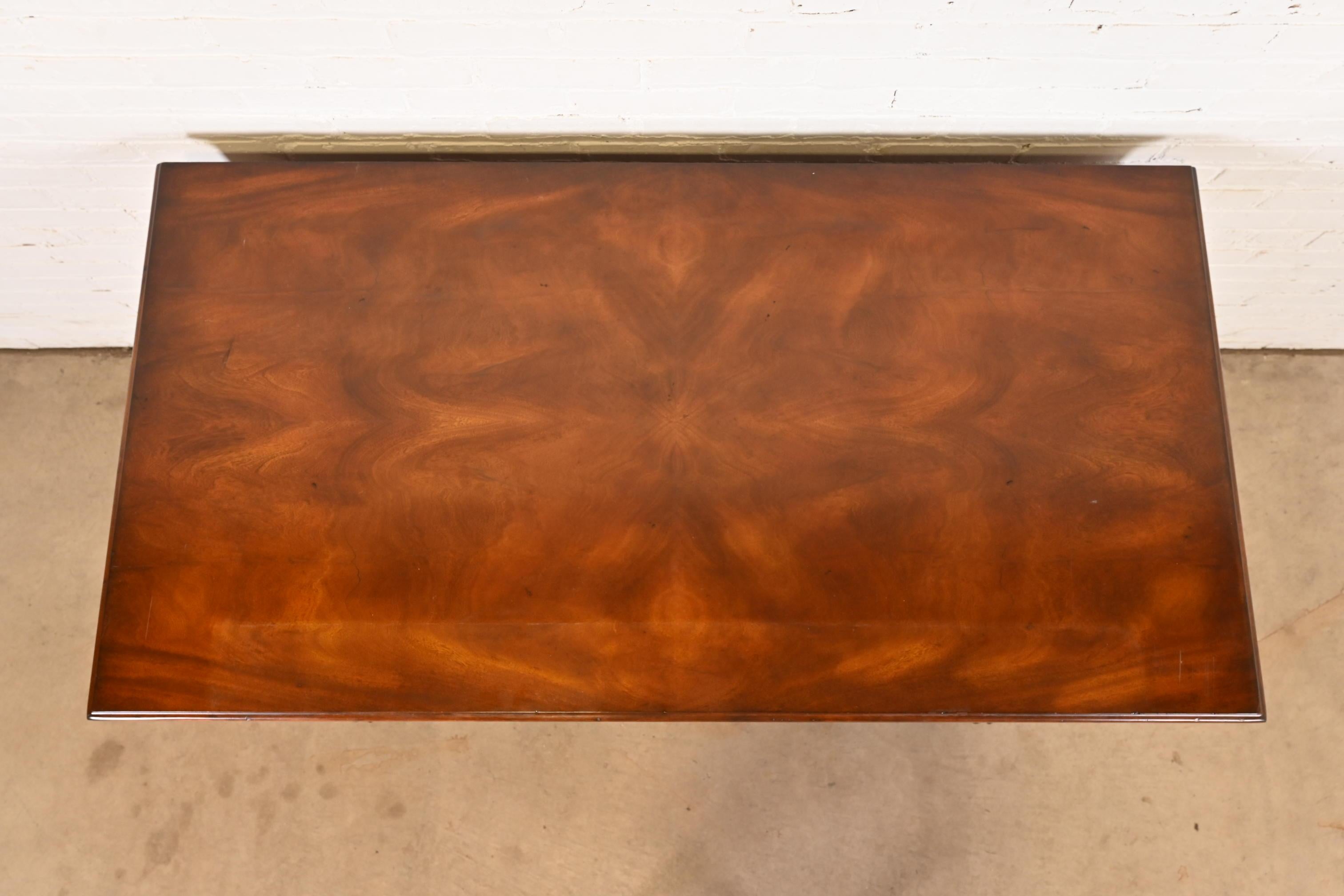 Commode en acajou flammé de style Empire américain de Ralph Lauren en vente 4