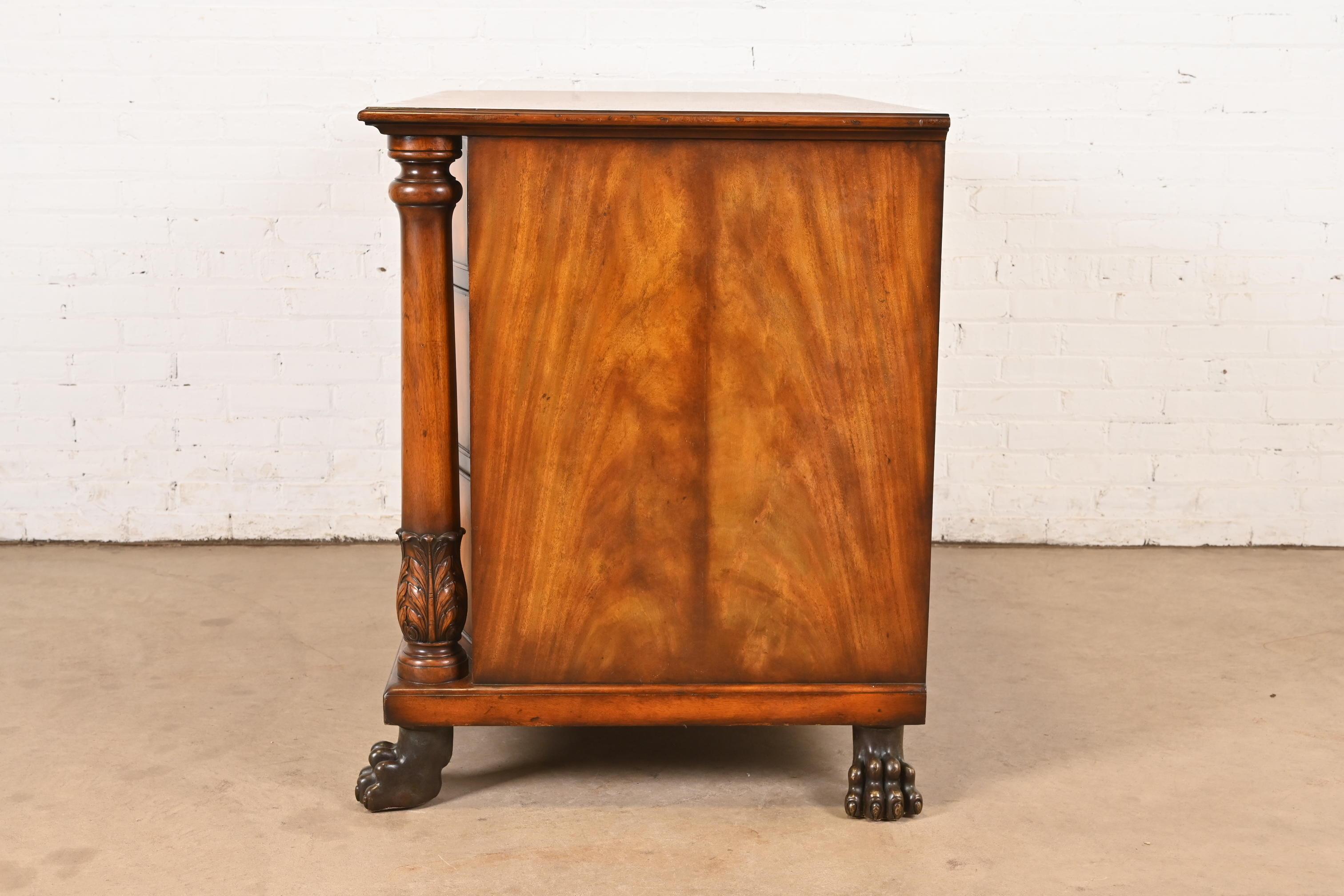 Commode en acajou flammé de style Empire américain de Ralph Lauren en vente 5