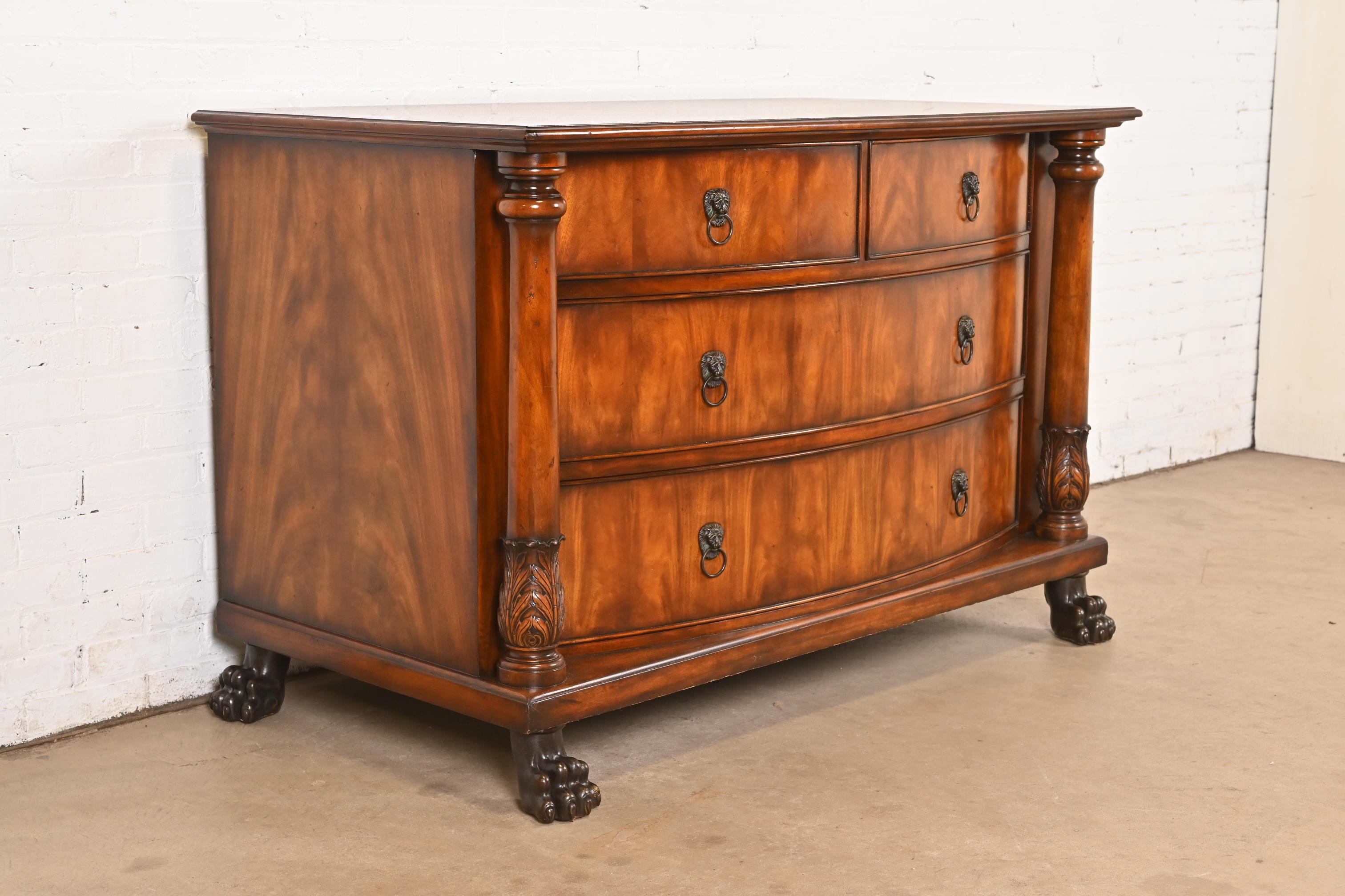 20ième siècle Commode en acajou flammé de style Empire américain de Ralph Lauren en vente
