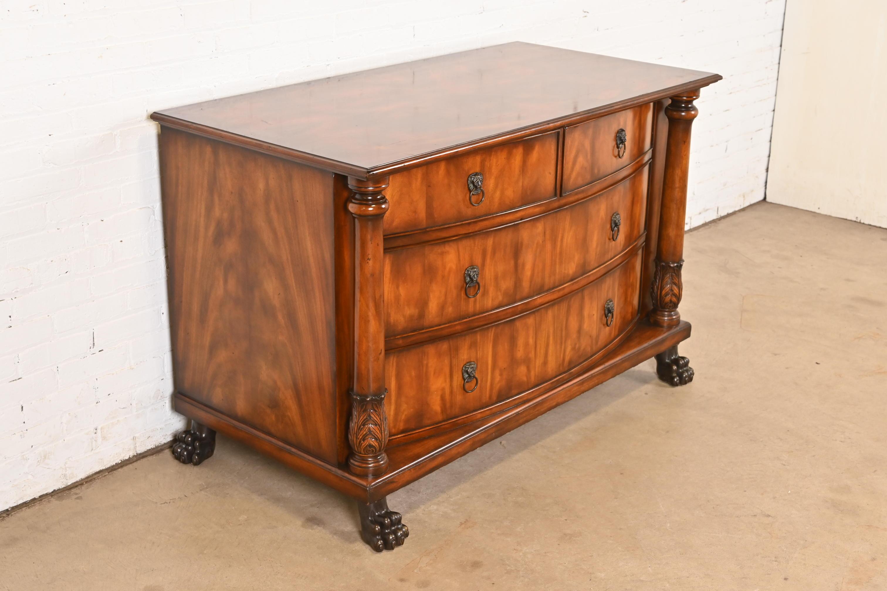 Laiton Commode en acajou flammé de style Empire américain de Ralph Lauren en vente