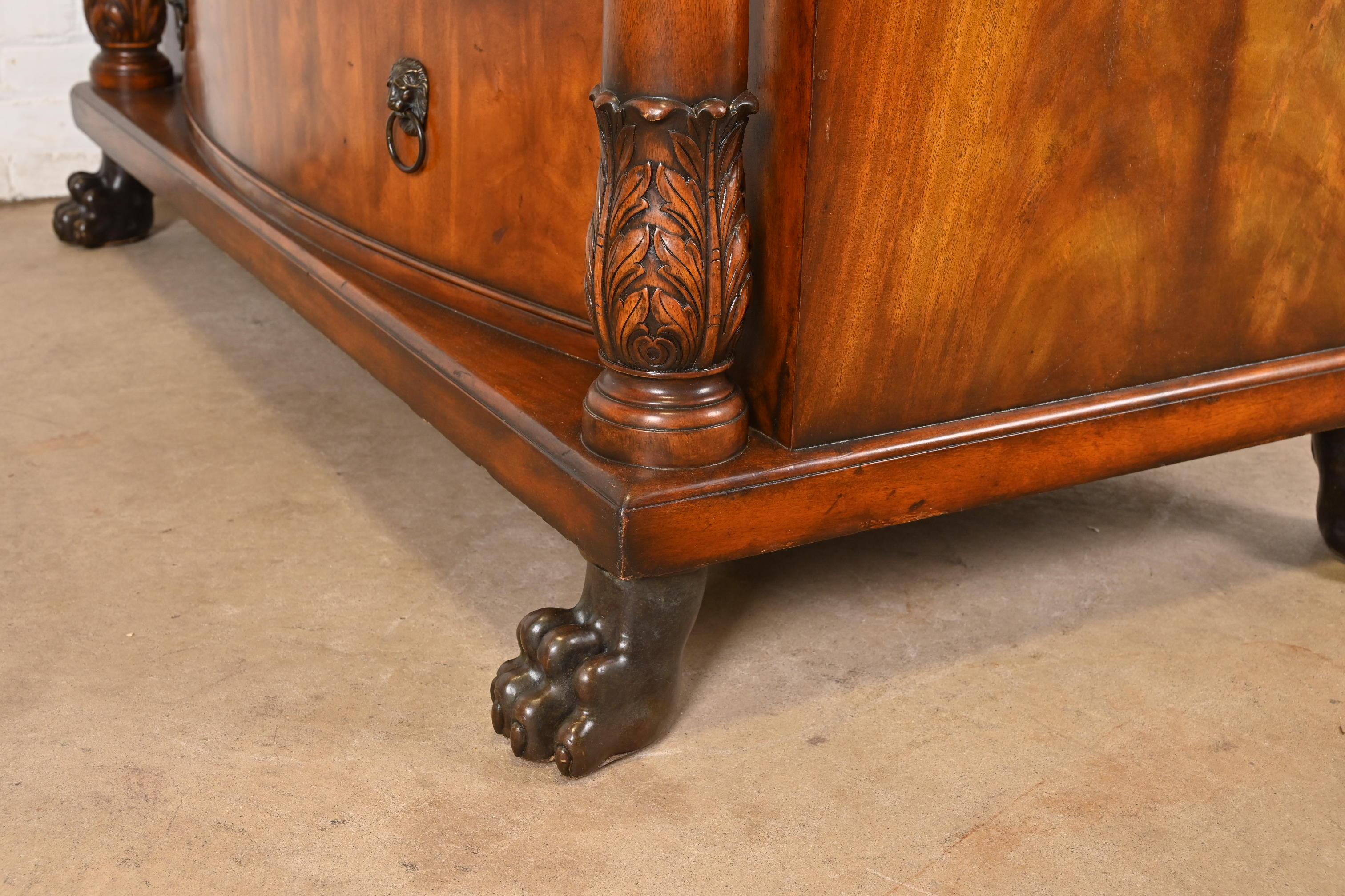 Commode en acajou flammé de style Empire américain de Ralph Lauren en vente 3