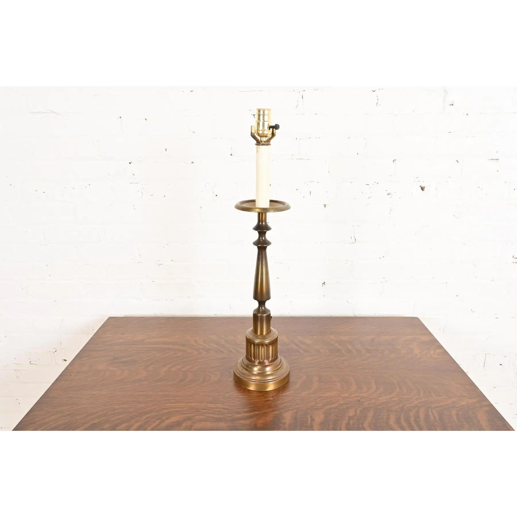 An exceptional Mid-Century Modern Hollywood Regency brass candlestick table lamp

In the manner of Ralph Lauren

USA, Circa Mid-20th Century

Measures: 5.75
