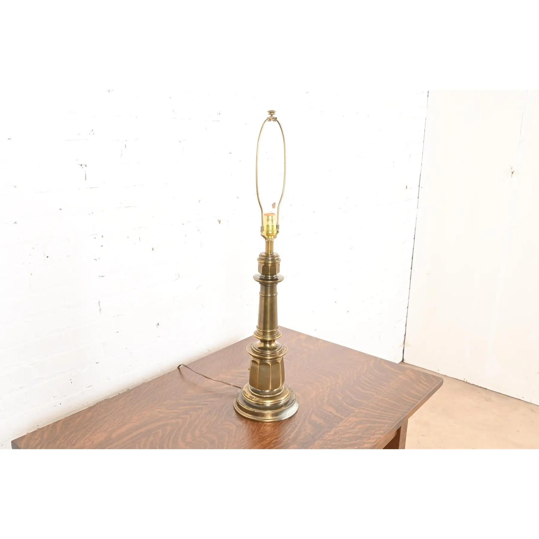 Américain Lampe de table en laiton de style Ralph Lauren Mid-Century Hollywood Regency Large en vente