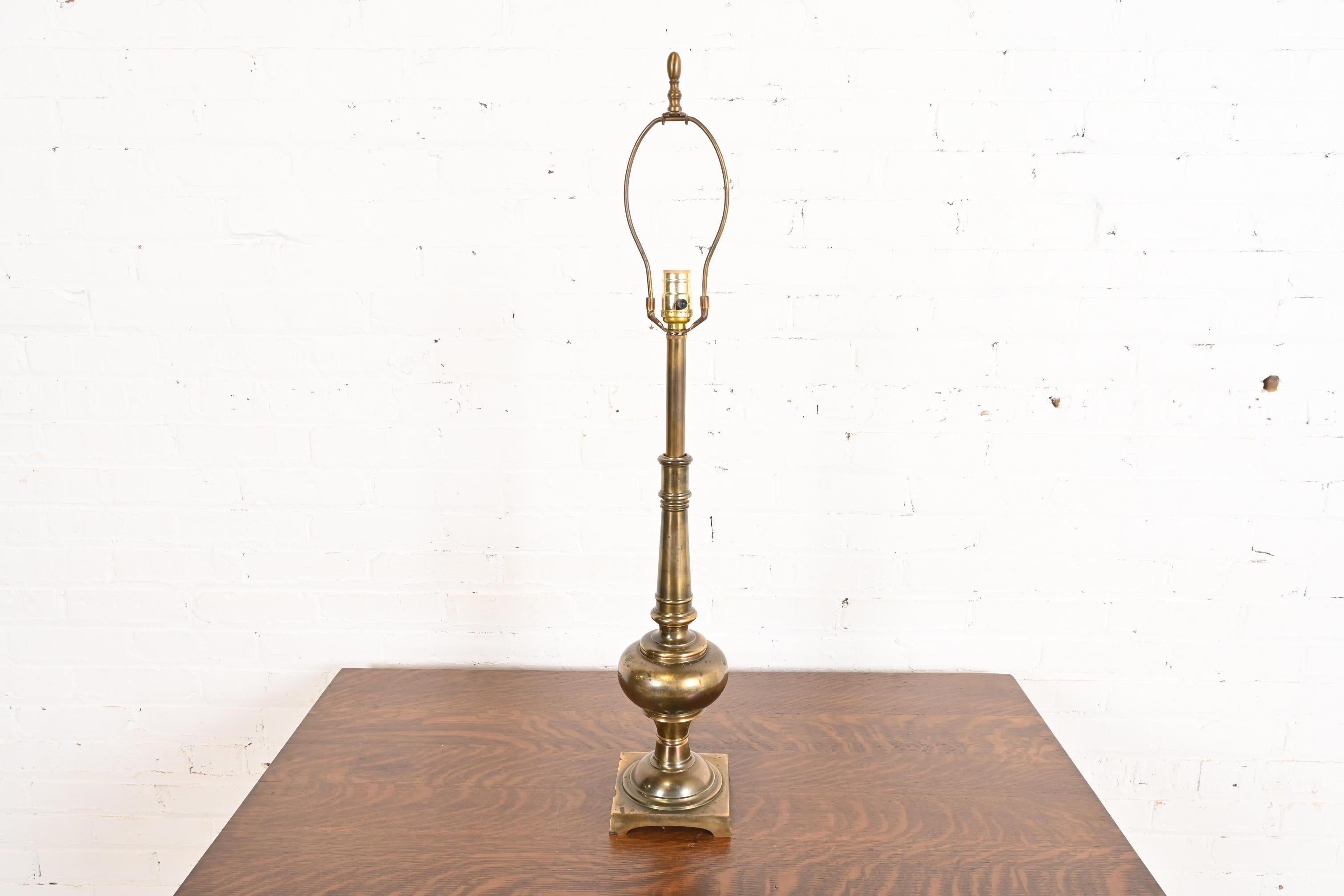 Eine prächtige Mid-Century Modern Hollywood Regency hohe Messing Tischlampe

Nach dem Vorbild von Ralph Lauren

USA, etwa Mitte des 20. Jahrhunderts

Maße: 5,75 