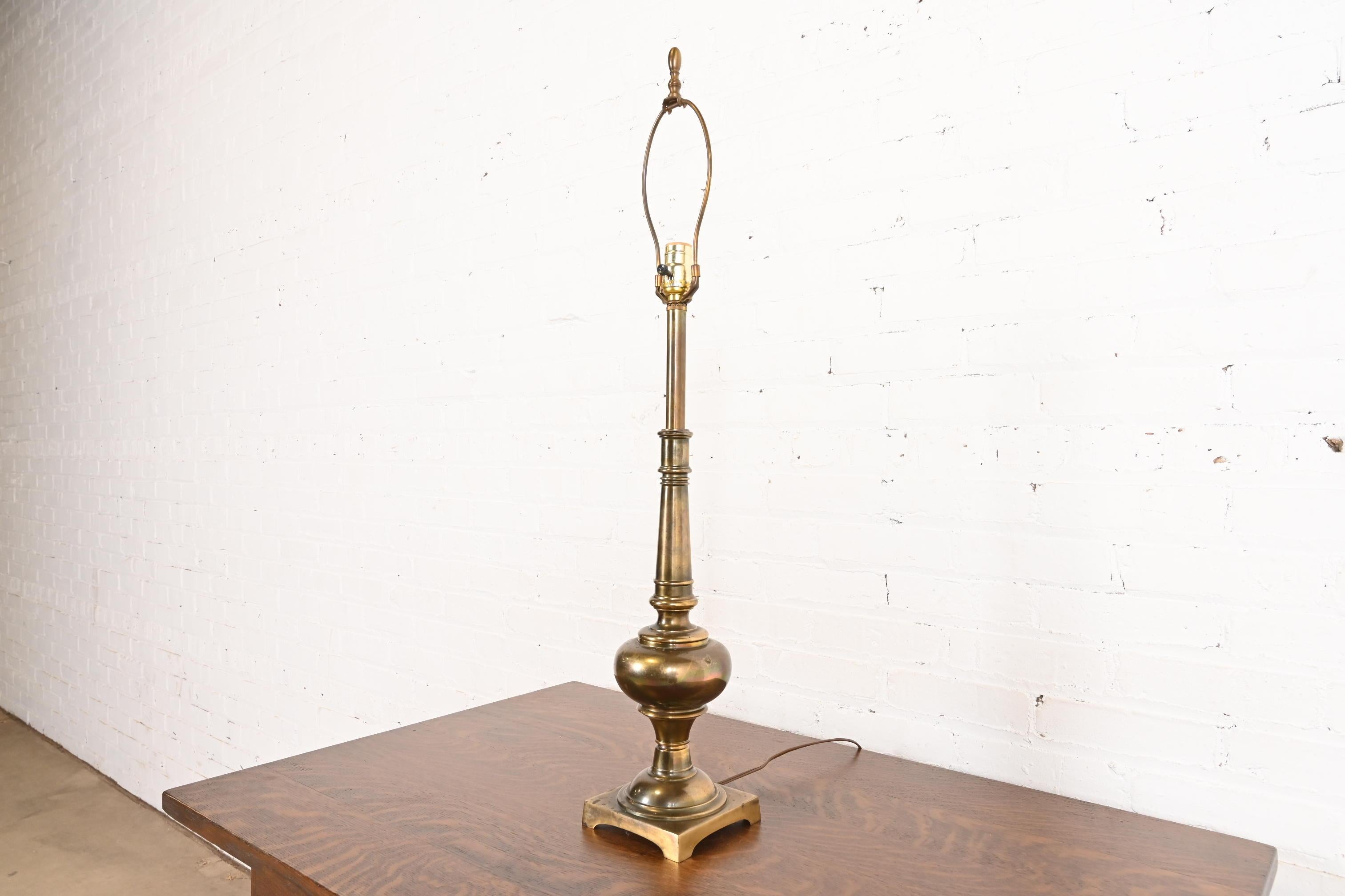 Ralph Lauren Style Mid-Century Hollywood Regency Hohe Messing Tischlampe (Moderne der Mitte des Jahrhunderts) im Angebot