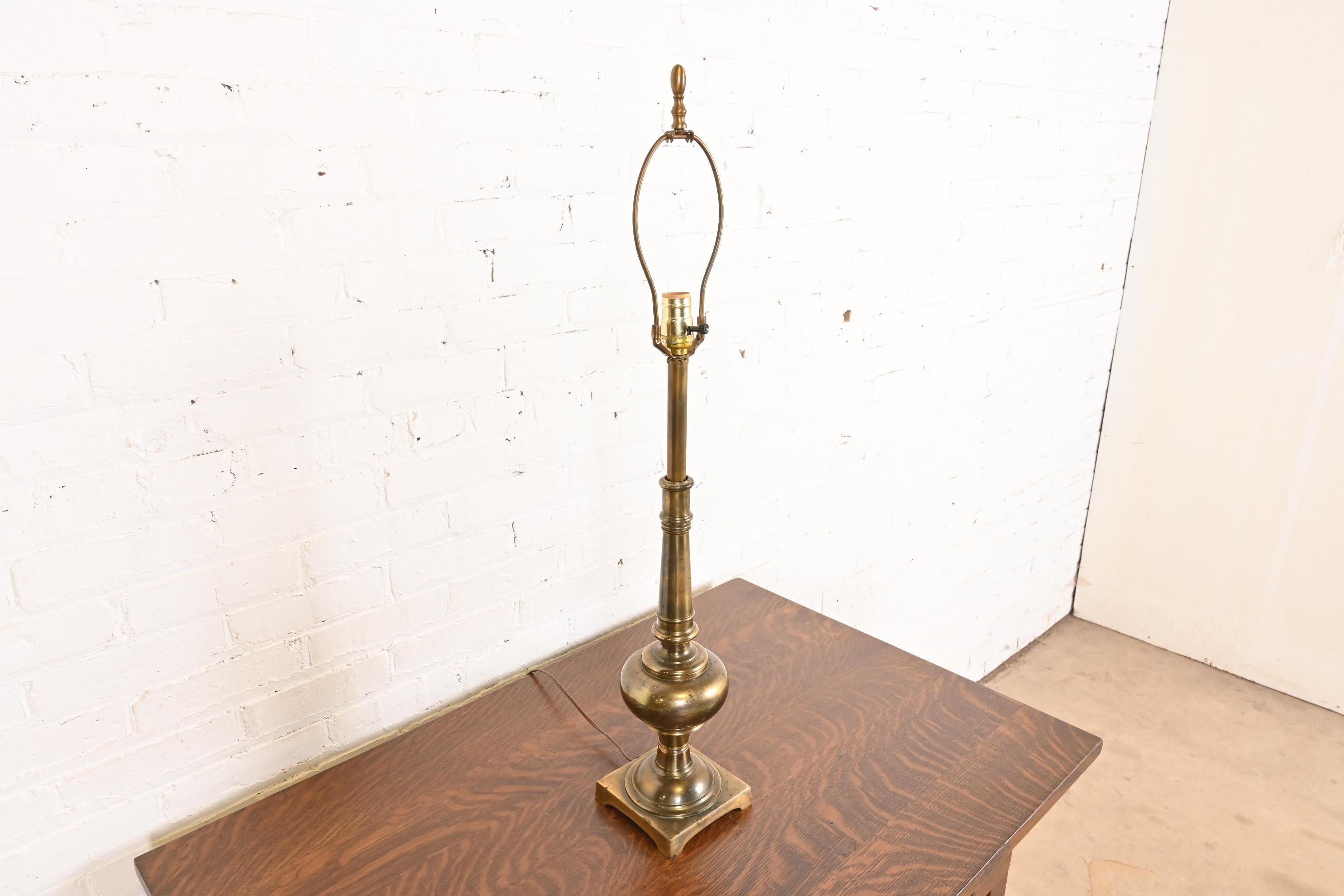Ralph Lauren Style Mid-Century Hollywood Regency Hohe Messing Tischlampe (amerikanisch) im Angebot