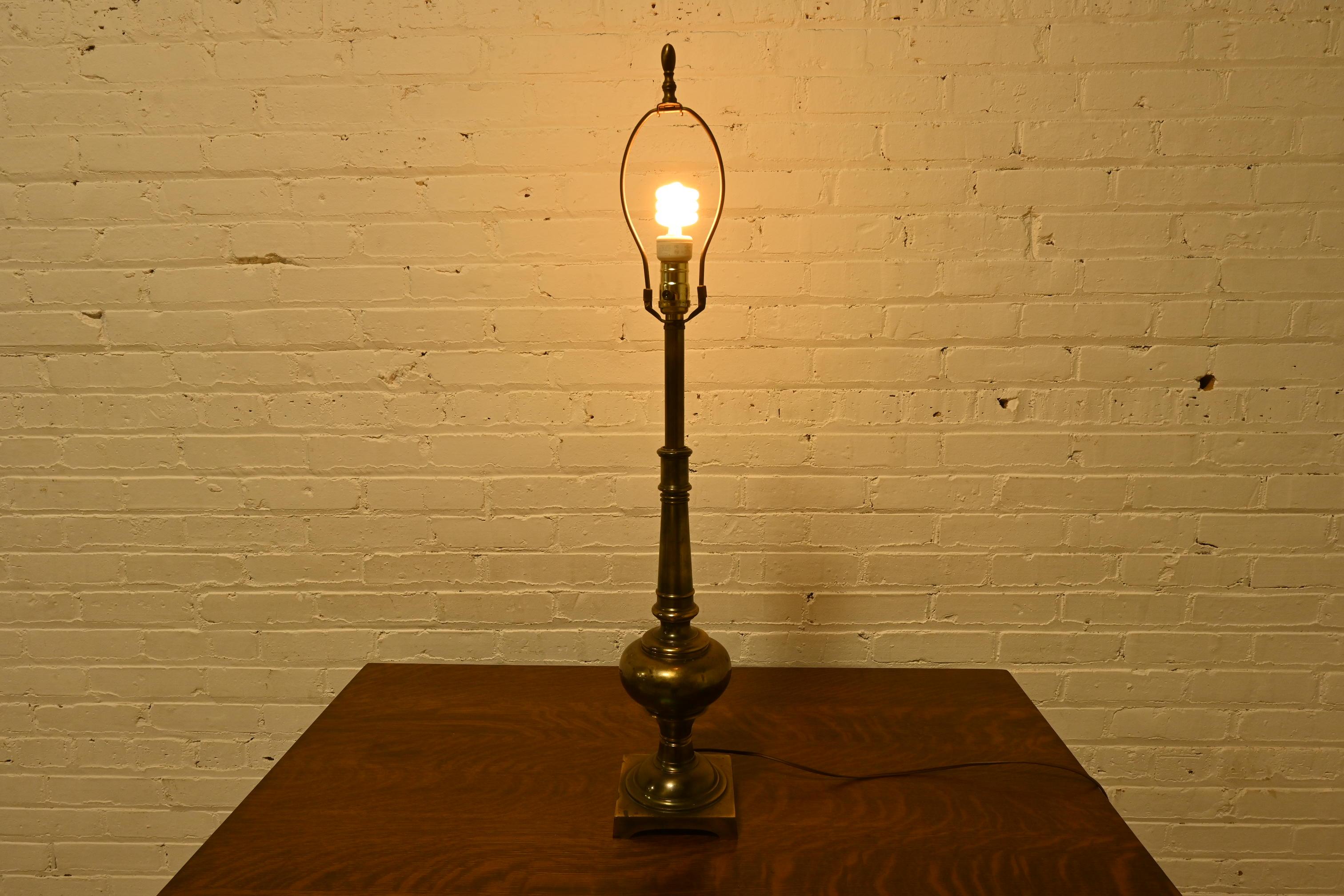 Ralph Lauren Style Mid-Century Hollywood Regency Hohe Messing Tischlampe im Zustand „Gut“ im Angebot in South Bend, IN