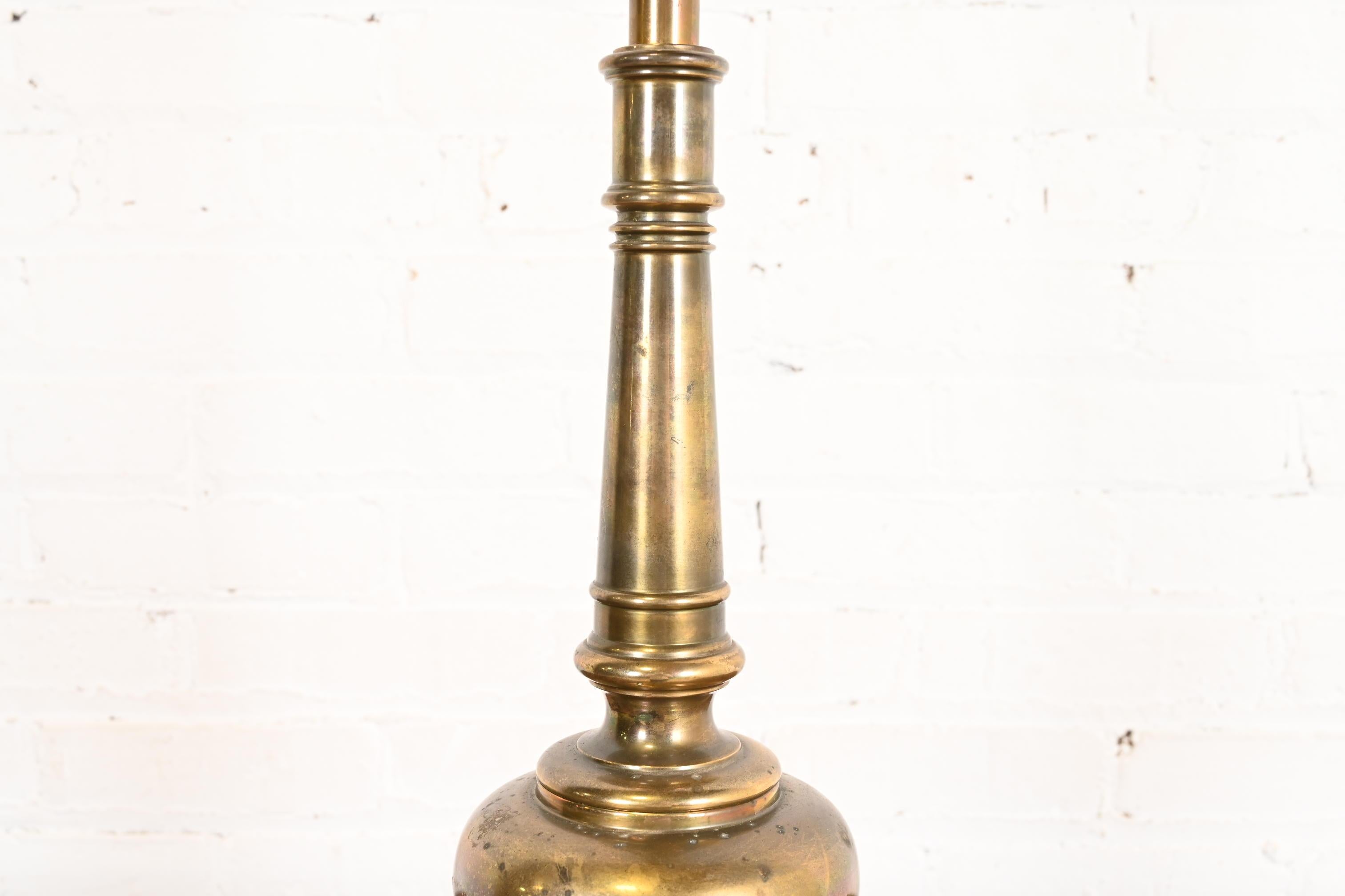 Ralph Lauren Style Mid-Century Hollywood Regency Hohe Messing Tischlampe im Angebot 1