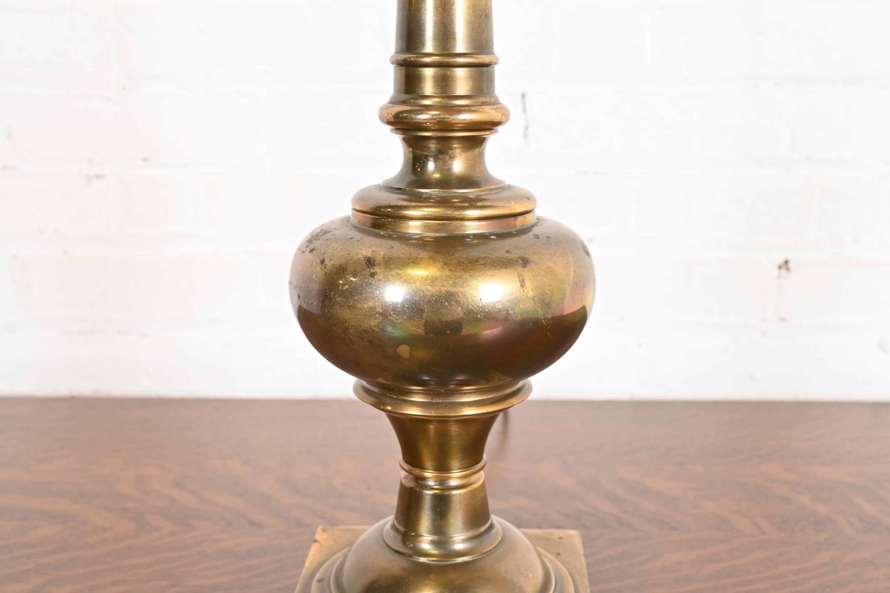 Ralph Lauren Style Mid-Century Hollywood Regency Hohe Messing Tischlampe im Angebot 2