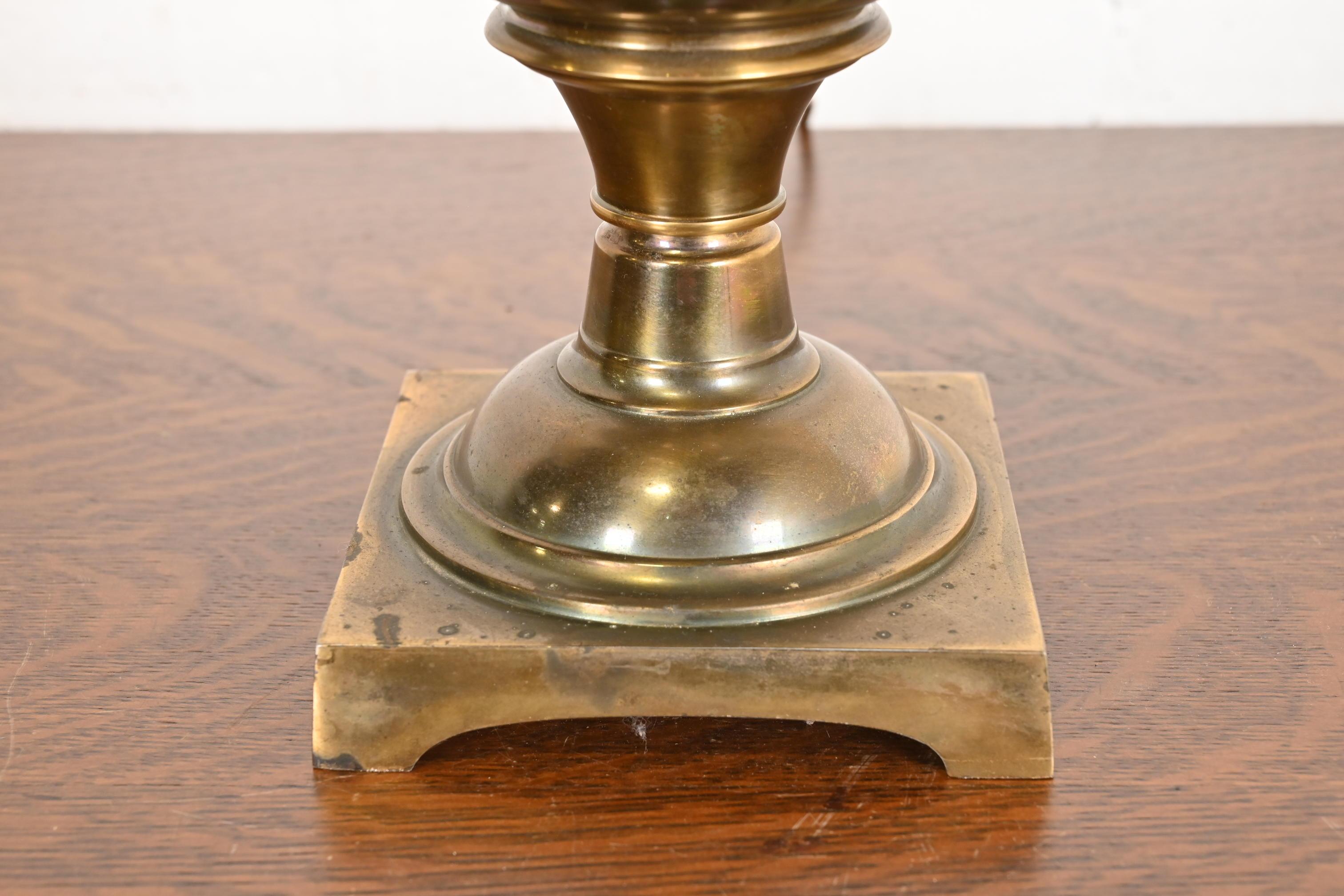 Ralph Lauren Style Mid-Century Hollywood Regency Hohe Messing Tischlampe im Angebot 3