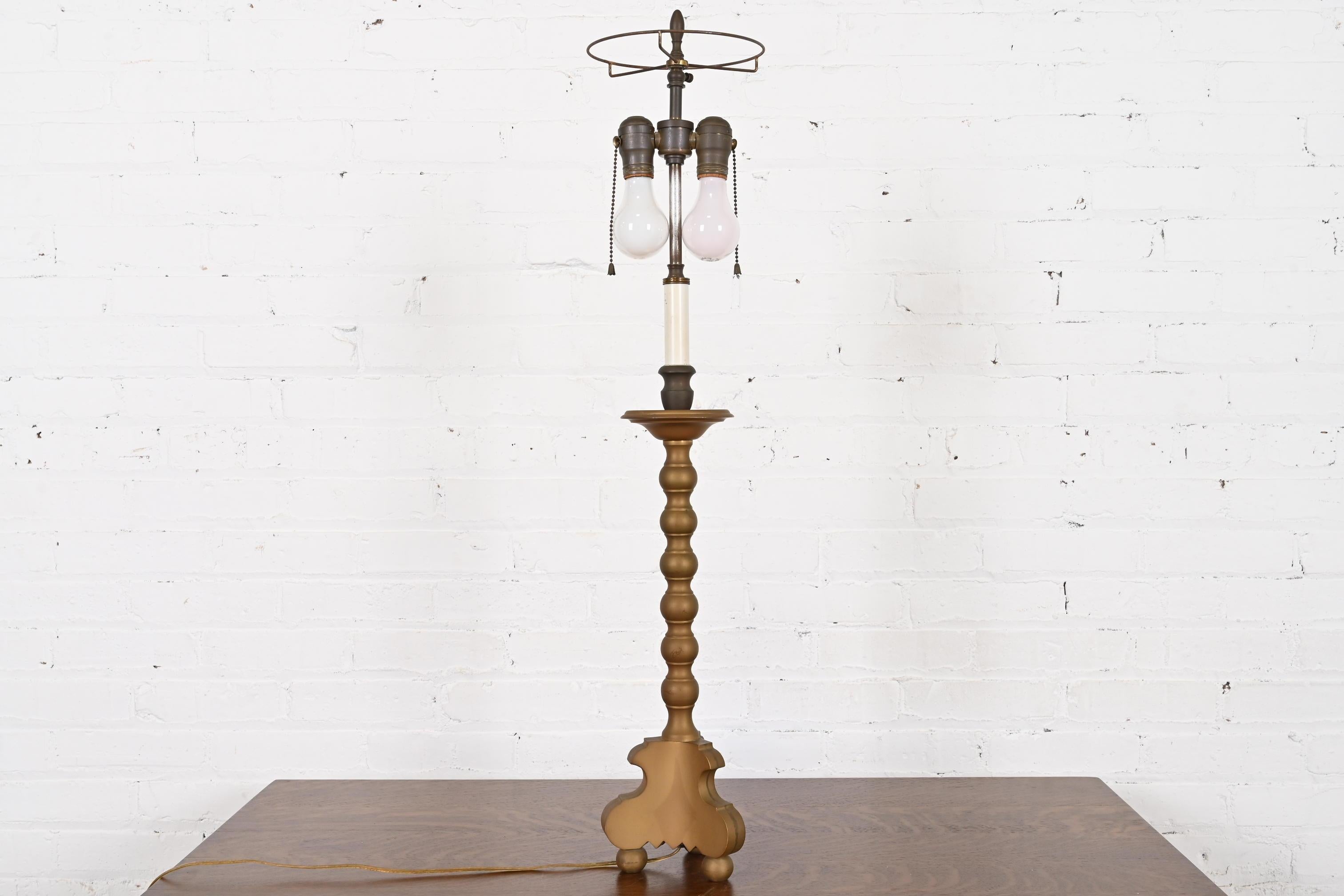 Preciosa lámpara de mesa alta de latón Hollywood Regency de mediados de siglo

A la manera de Ralph Lauren

EEUU, alrededor de mediados del siglo XX

Medidas: 7