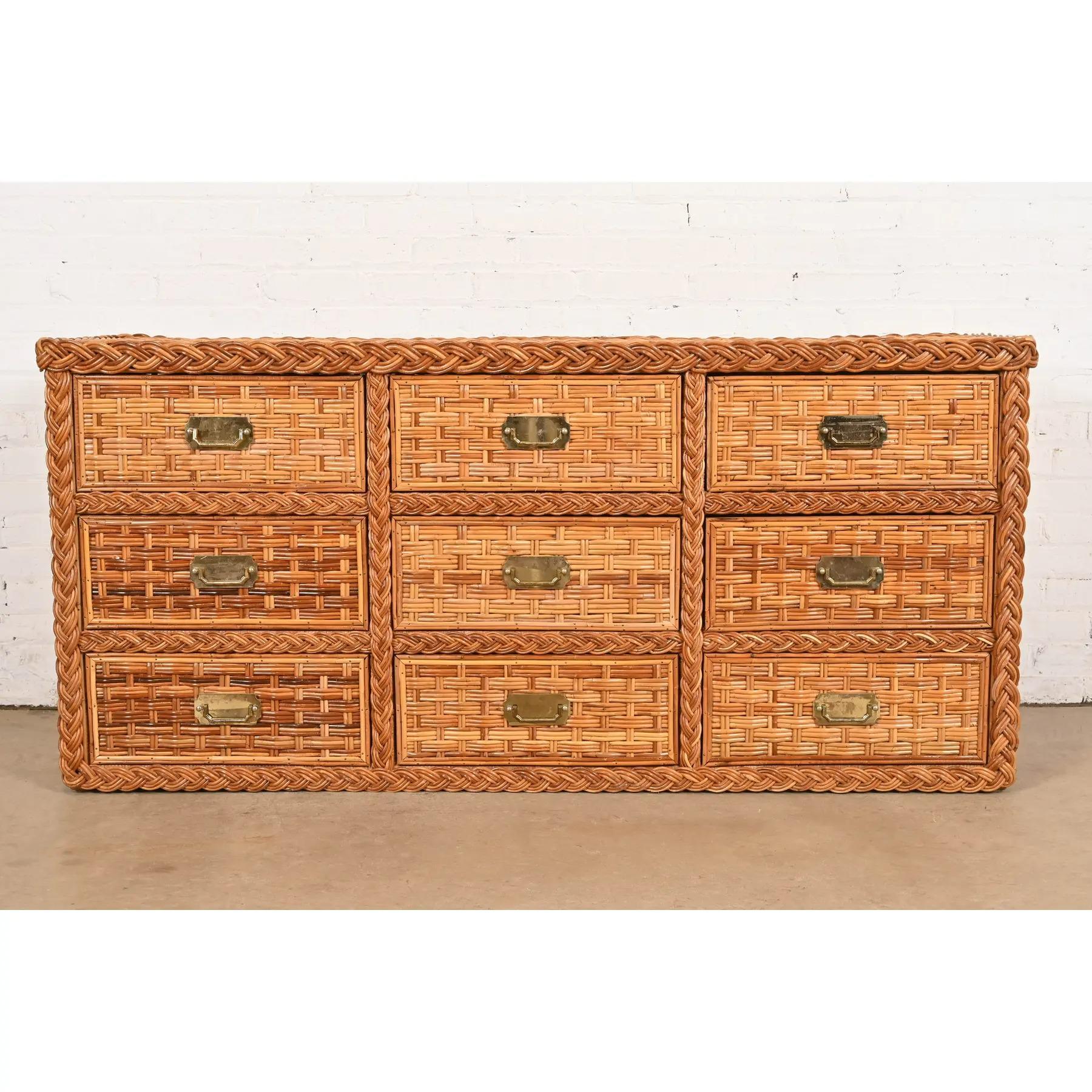 Organico moderno Cassettiera o credenza tripla in rattan intrecciato in stile organico moderno di Ralph Lauren in vendita