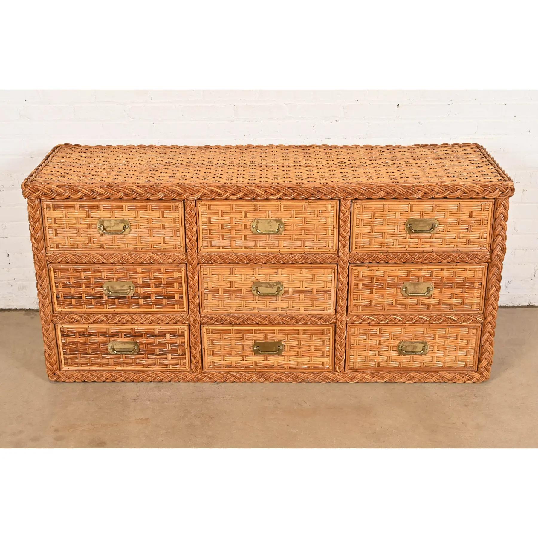 Americano Cassettiera o credenza tripla in rattan intrecciato in stile organico moderno di Ralph Lauren in vendita