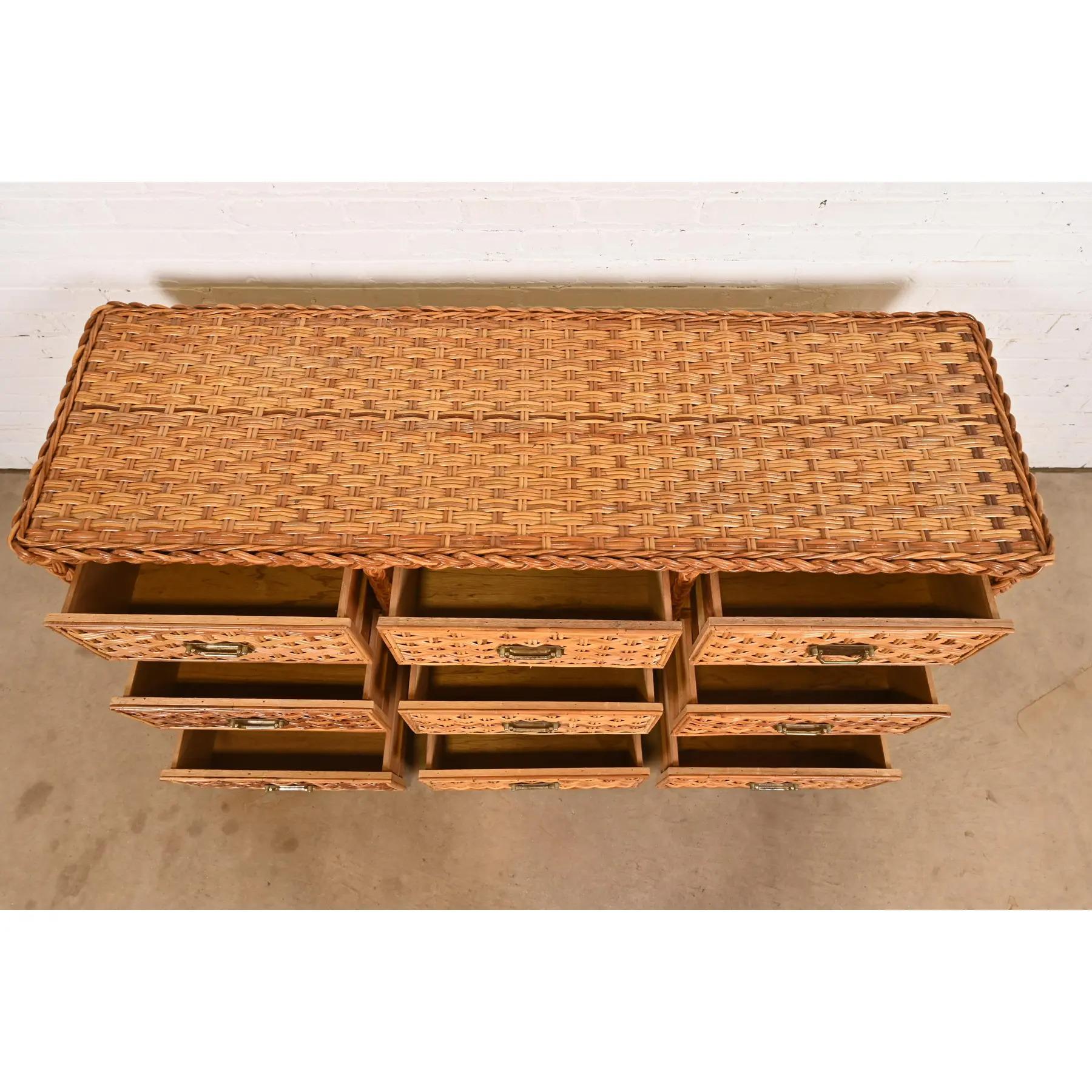 Ottone Cassettiera o credenza tripla in rattan intrecciato in stile organico moderno di Ralph Lauren in vendita
